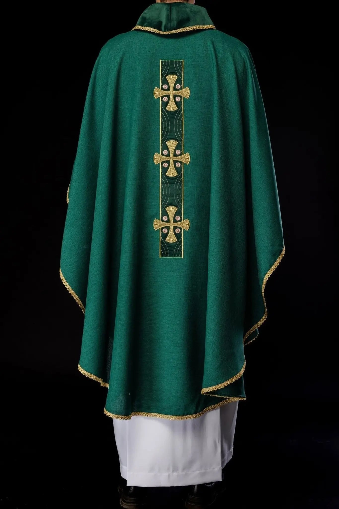 Ornat liturgiczny z haftowanymi złotymi krzyżami i zielonym wykończeniem kołnierza