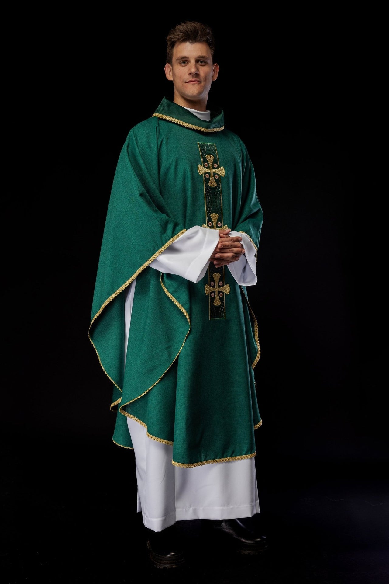 Ornat w haftowane złote krzyże i lamówkę na kołnierzu w kolorze zielonym