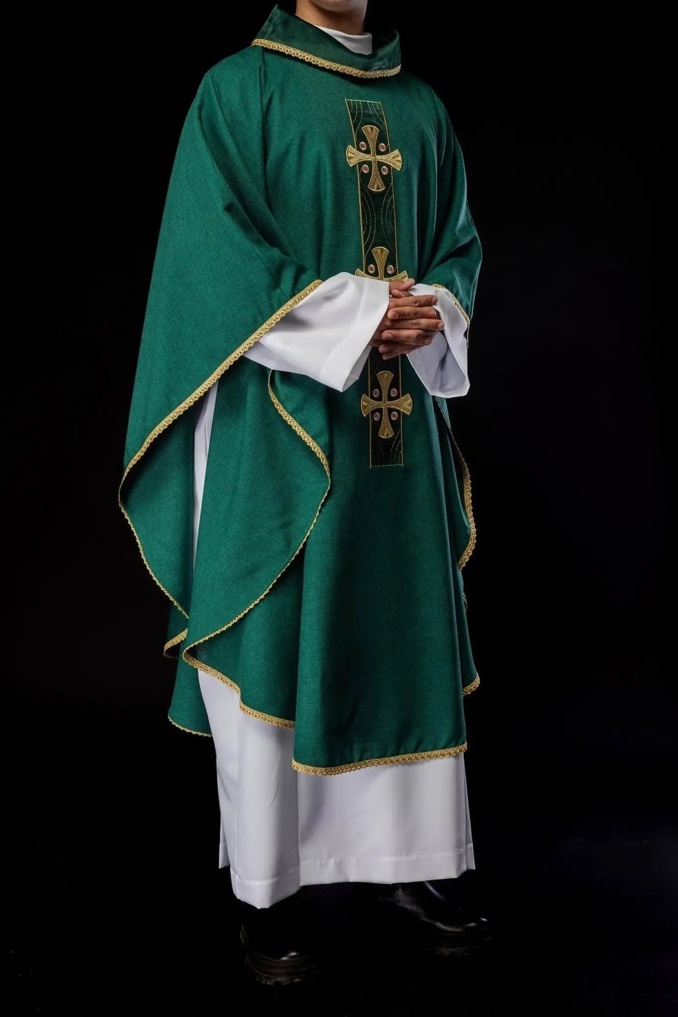 Ornat liturgiczny z haftowanymi złotymi krzyżami i zielonym wykończeniem kołnierza