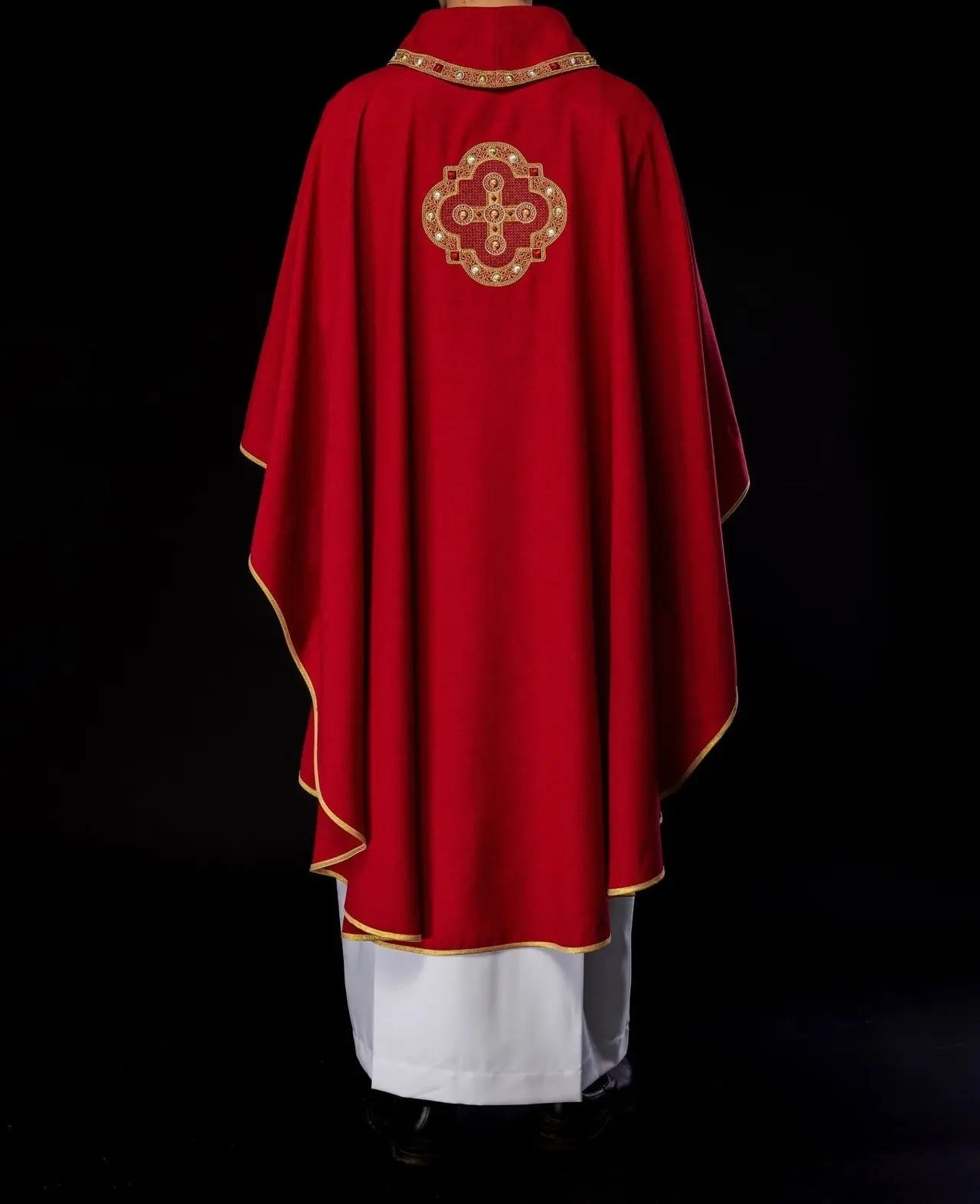 Ornat liturgiczny w czerwonym kolorze z haftowanym wykończeniem na kołnierzu i wokół haftu krzyża