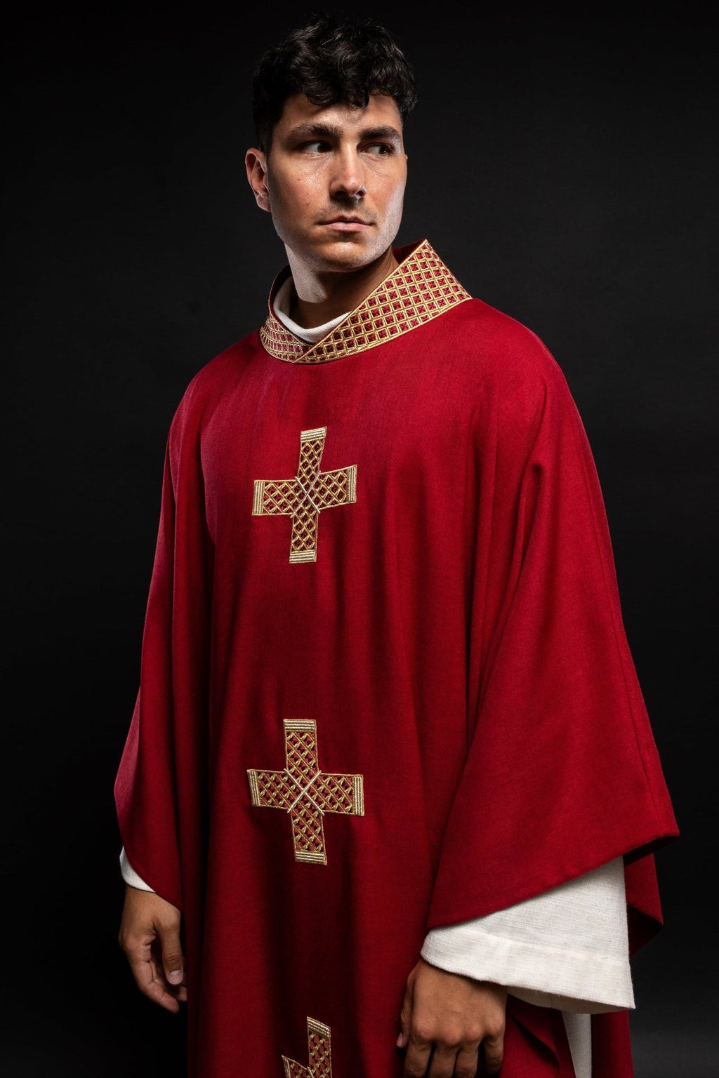 Ornat w kolorze czerwonym z haftowanymi krzyżami i kołnierzem