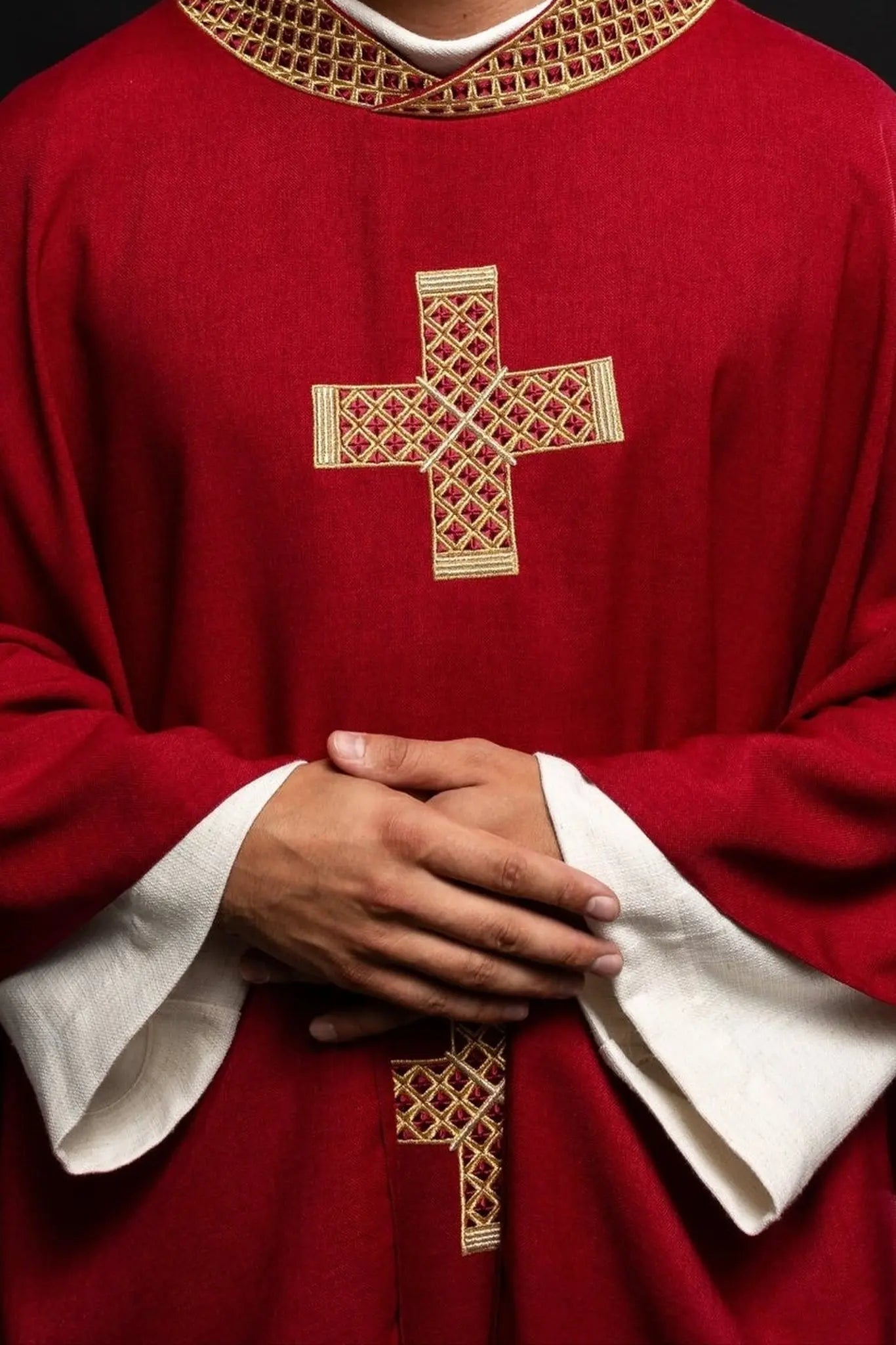 Ornat w kolorze czerwonym z haftowanymi krzyżami i kołnierzykiem