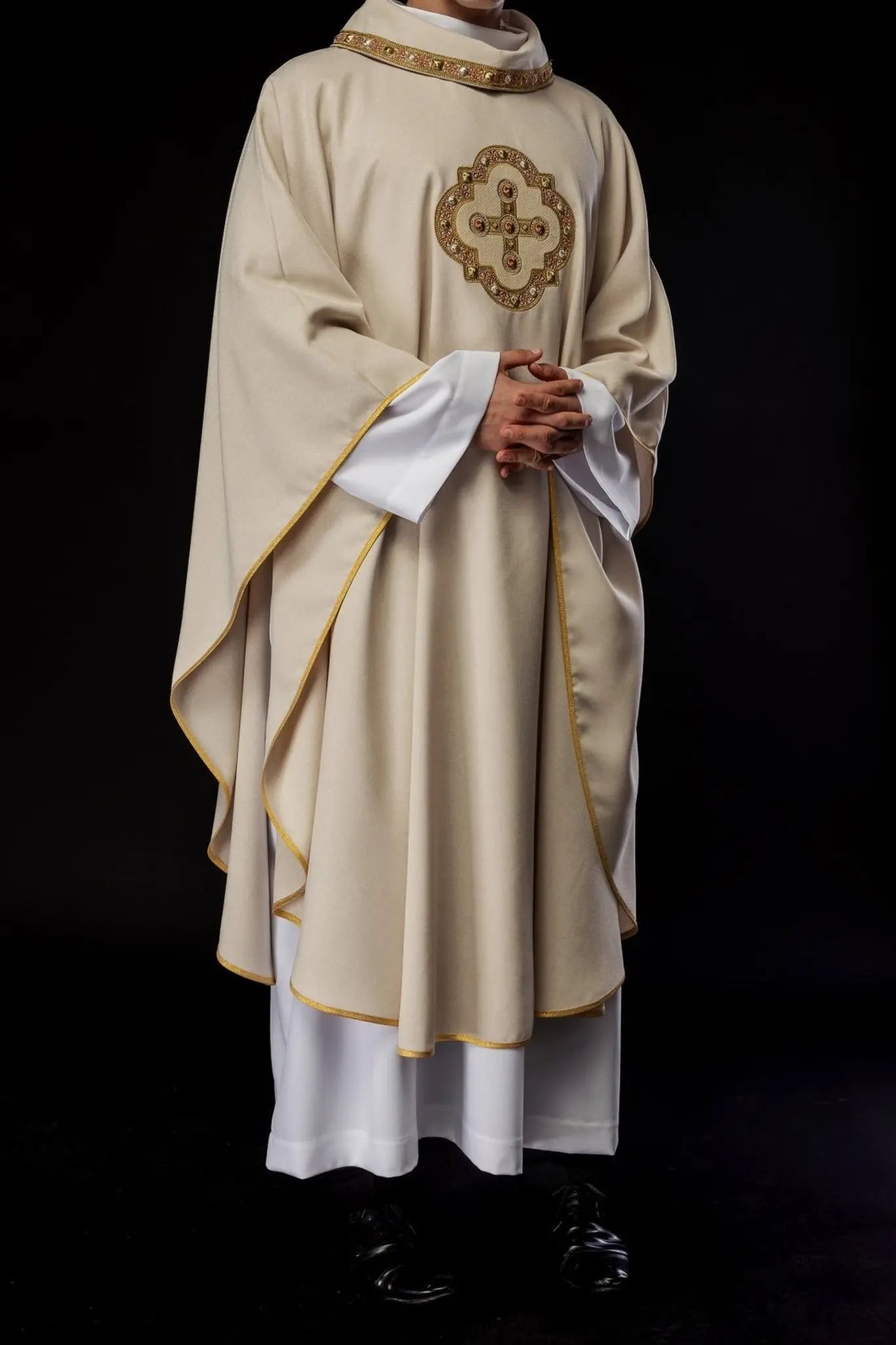 Ornat liturgiczny w kolorze ecru z haftowanym wykończeniem na kołnierzu i wokół haftu krzyża