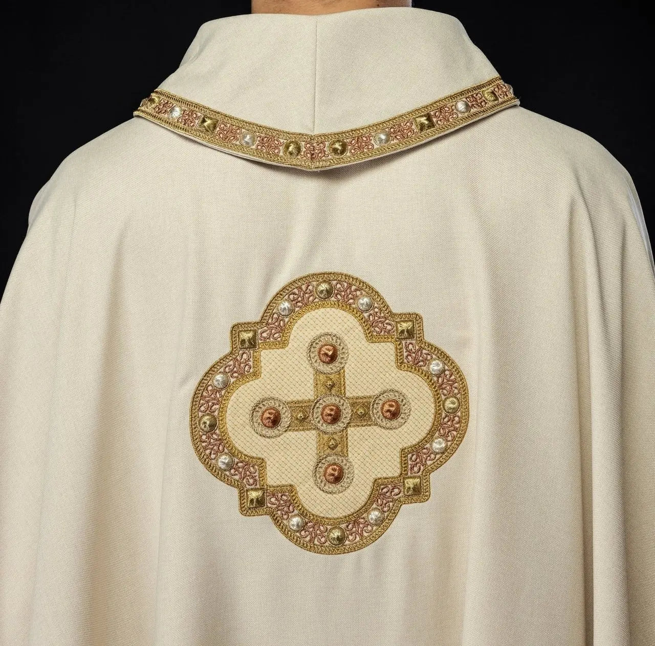 Ornat liturgiczny w kolorze ecru z haftowanym wykończeniem na kołnierzu i wokół haftu krzyża