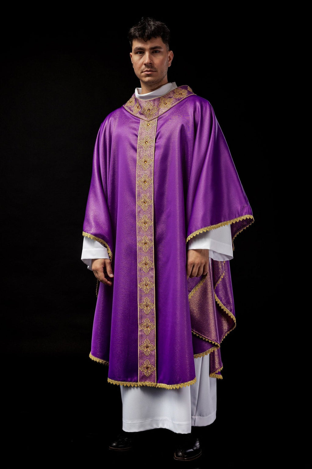 Ornat w kolorze fioletowym z haftowanym pasem i kołnierzem ozdobiony kamieniami