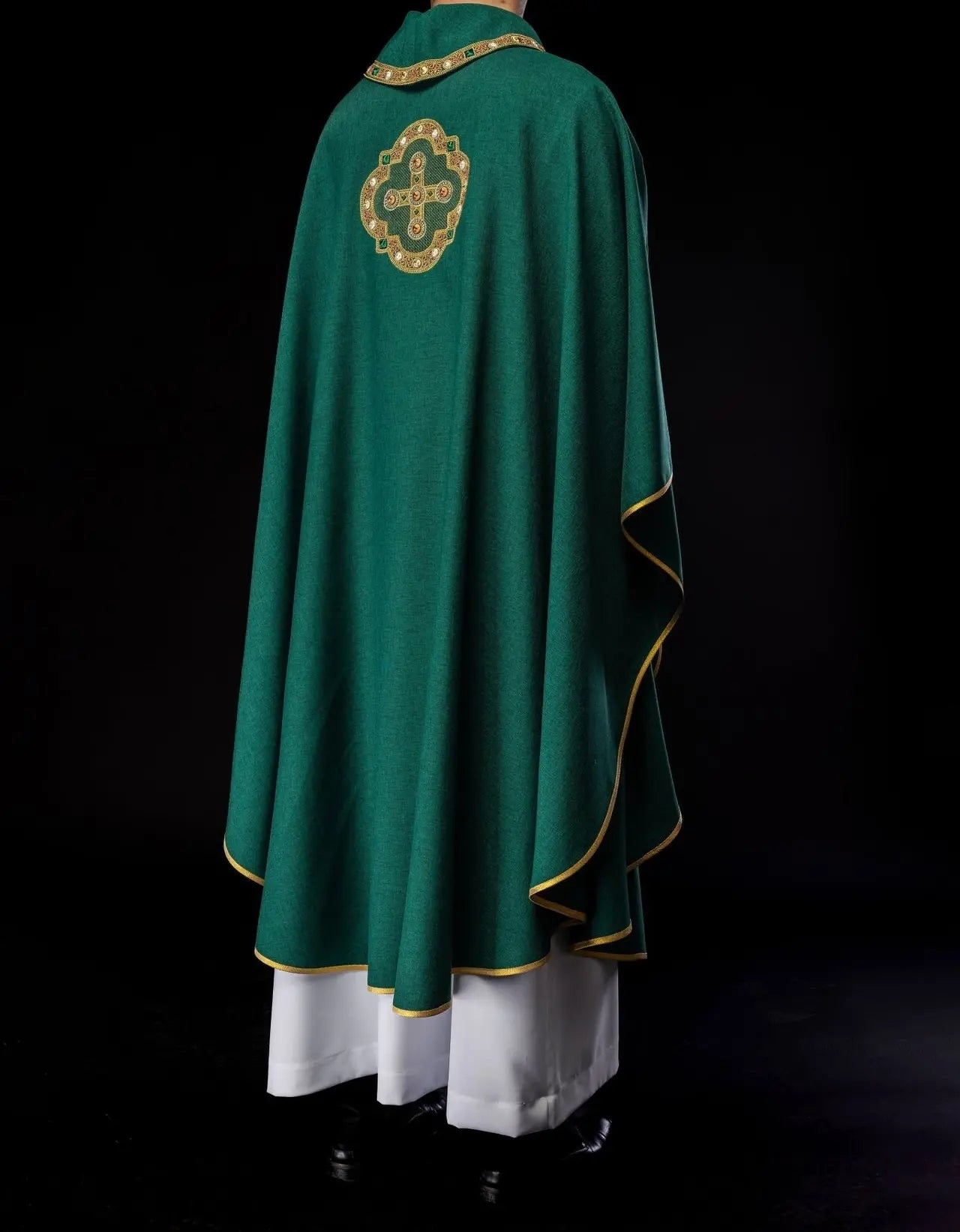 Ornat liturgiczny w zielonym kolorze z haftowanym wykończeniem na kołnierzu i wokół haftu krzyża