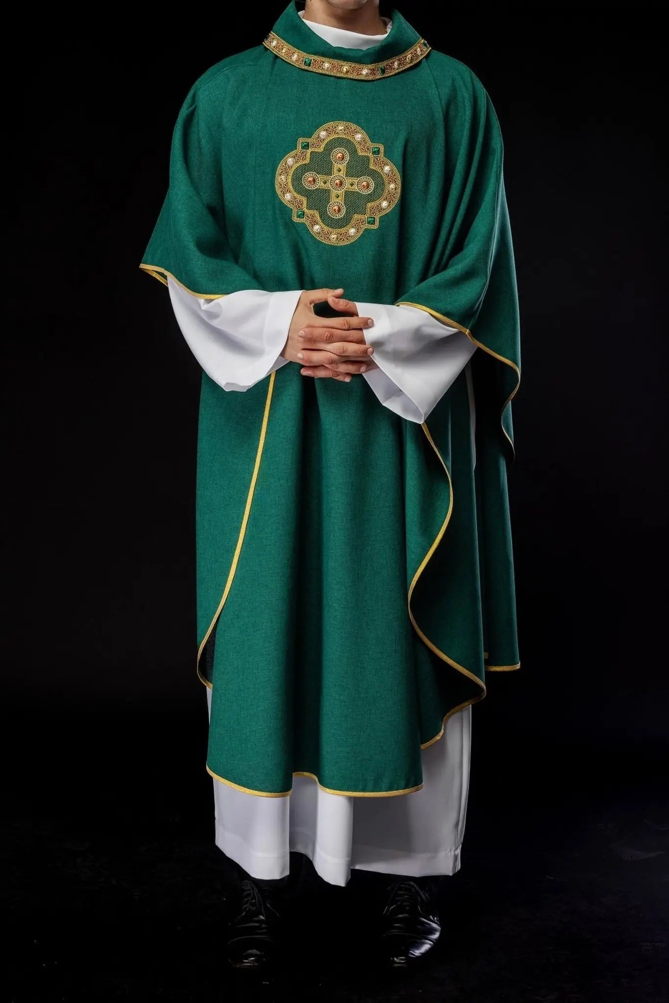 Ornat liturgiczny w zielonym kolorze z haftowanym wykończeniem na kołnierzu i wokół haftu krzyża