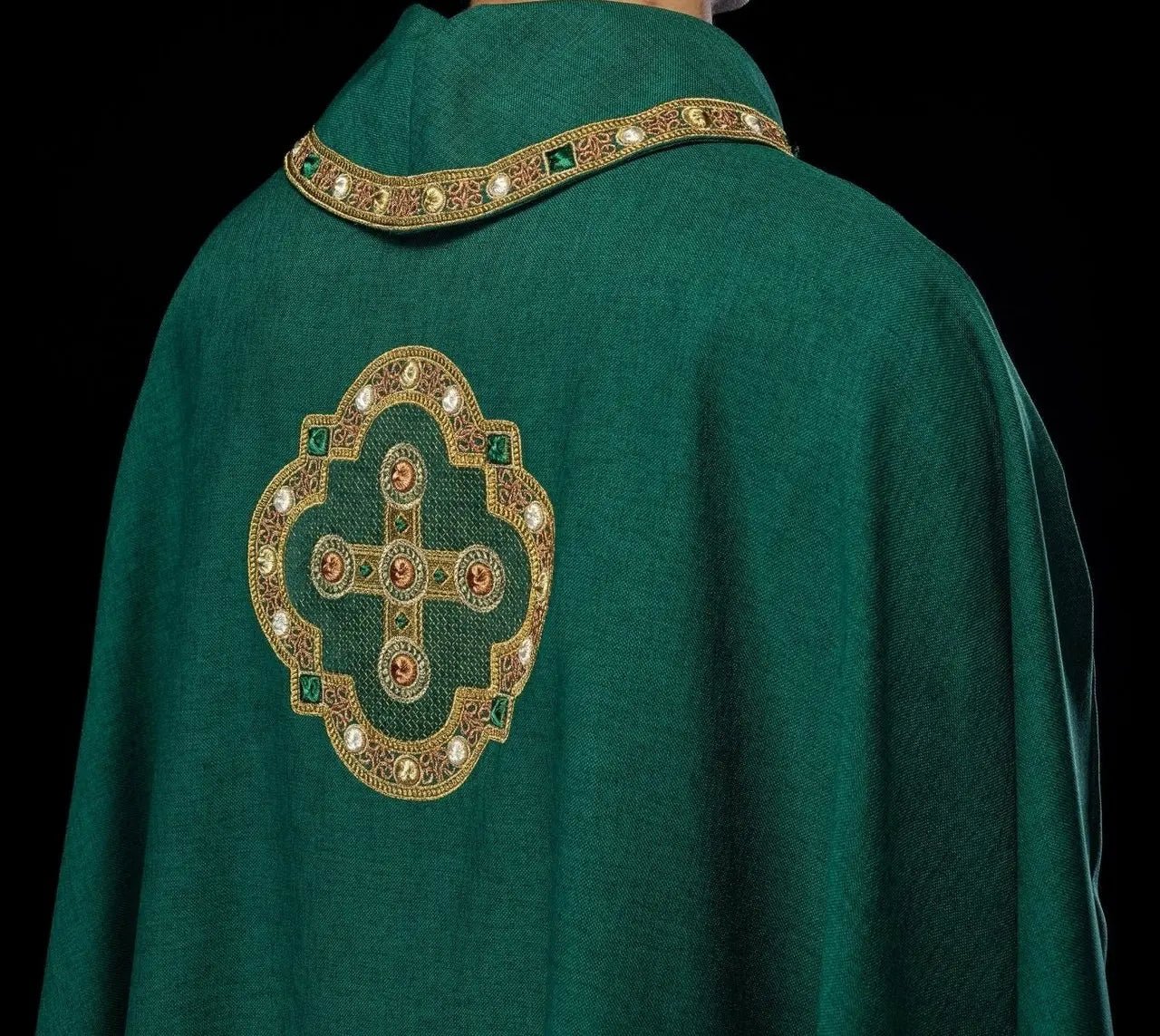 Ornat liturgiczny w zielonym kolorze z haftowanym wykończeniem na kołnierzu i wokół haftu krzyża