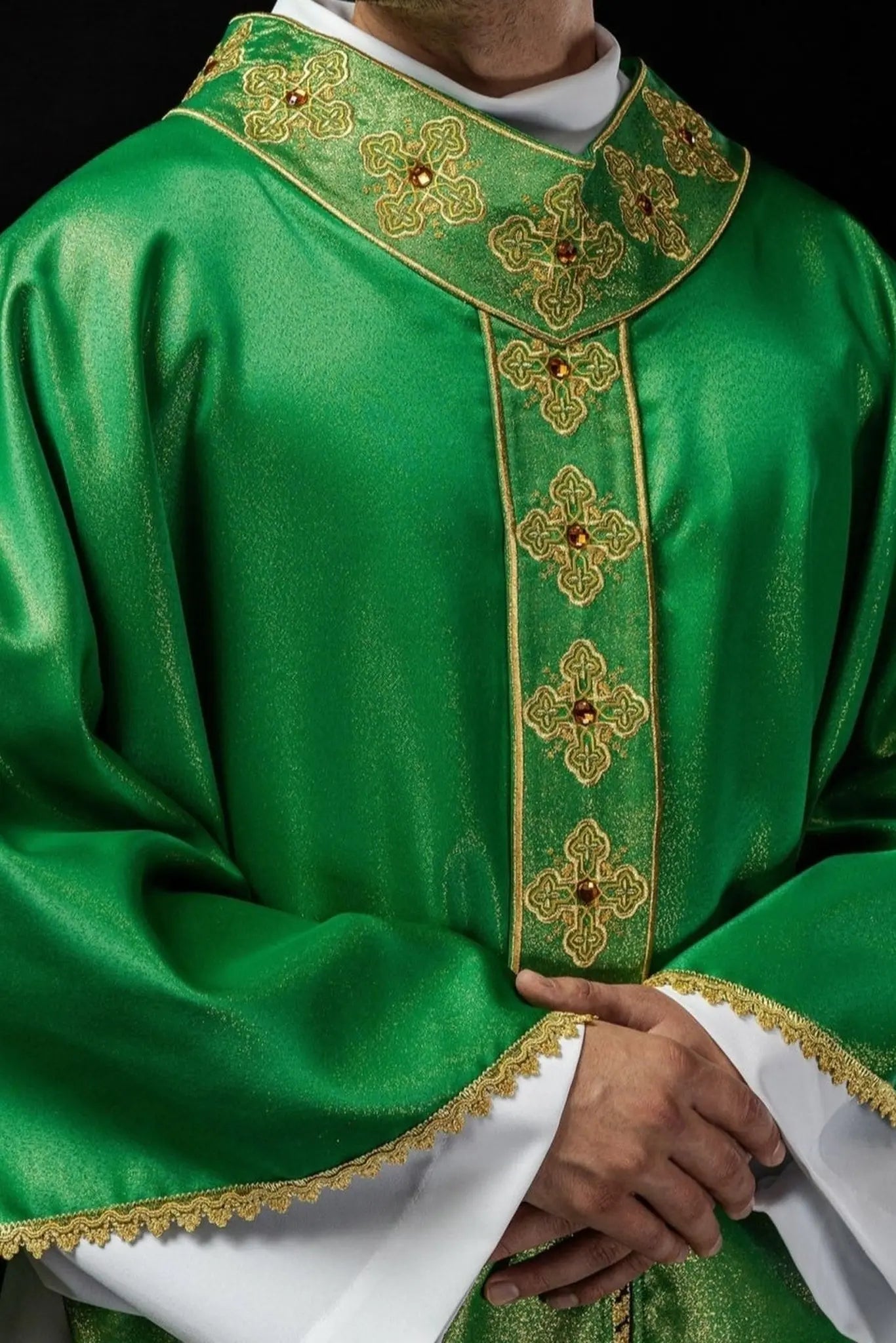 Zielony ornat z haftowanym pasem i kołnierzem zdobionym kamieniami