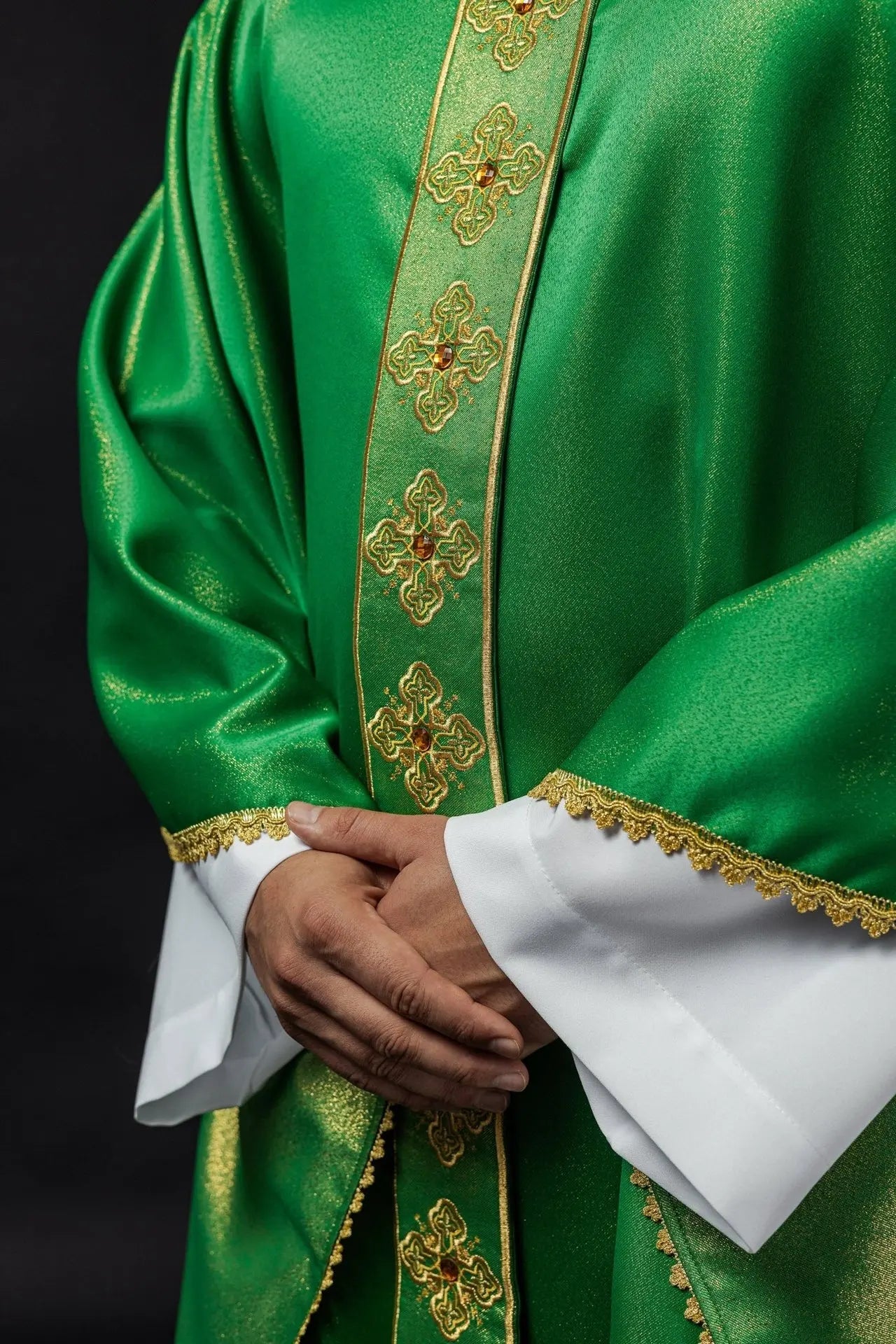 Zielony ornat z haftowanym pasem i kołnierzem ozdobionym kamieniami