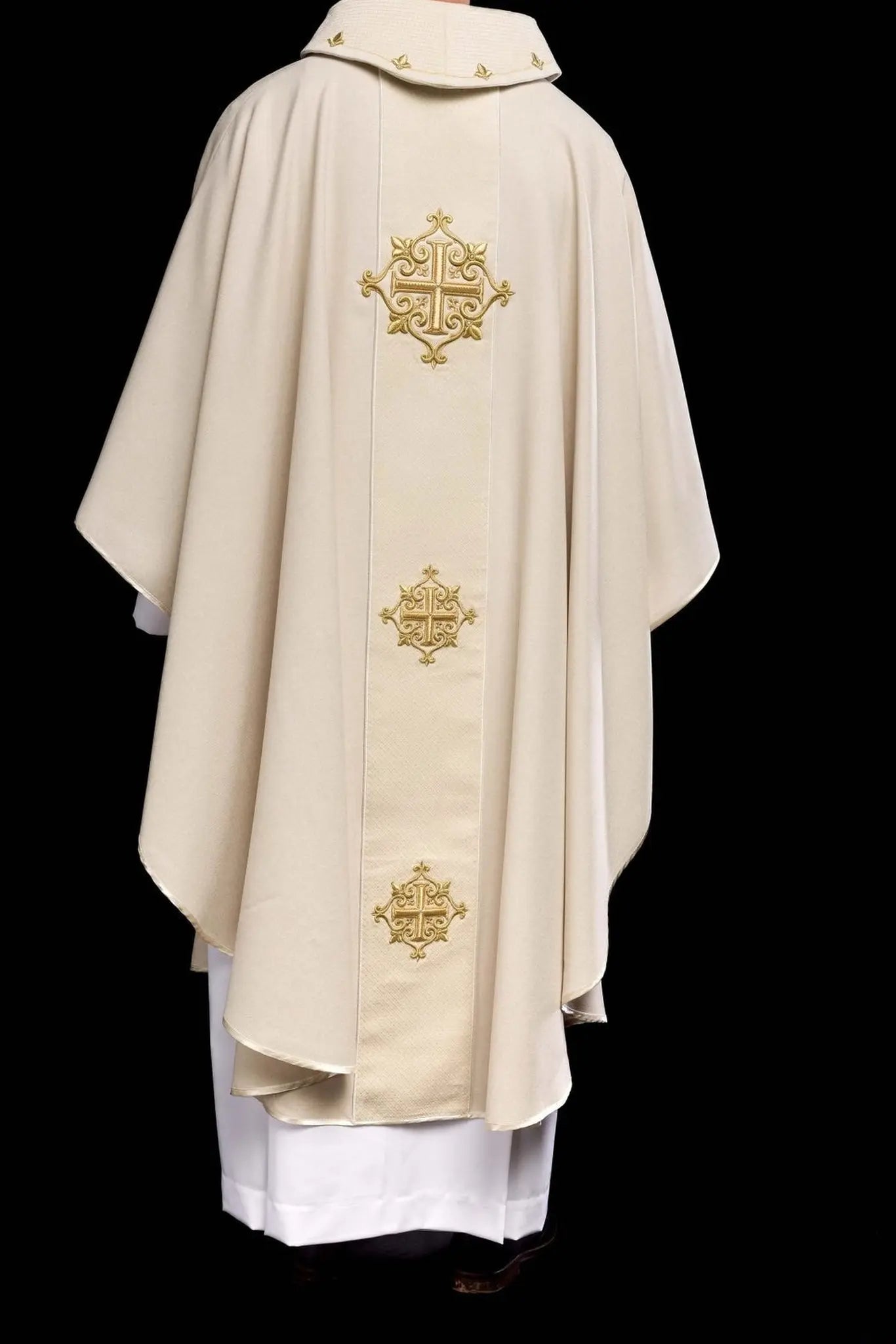 Chasuble with ecru velvet belt and cross embroidery