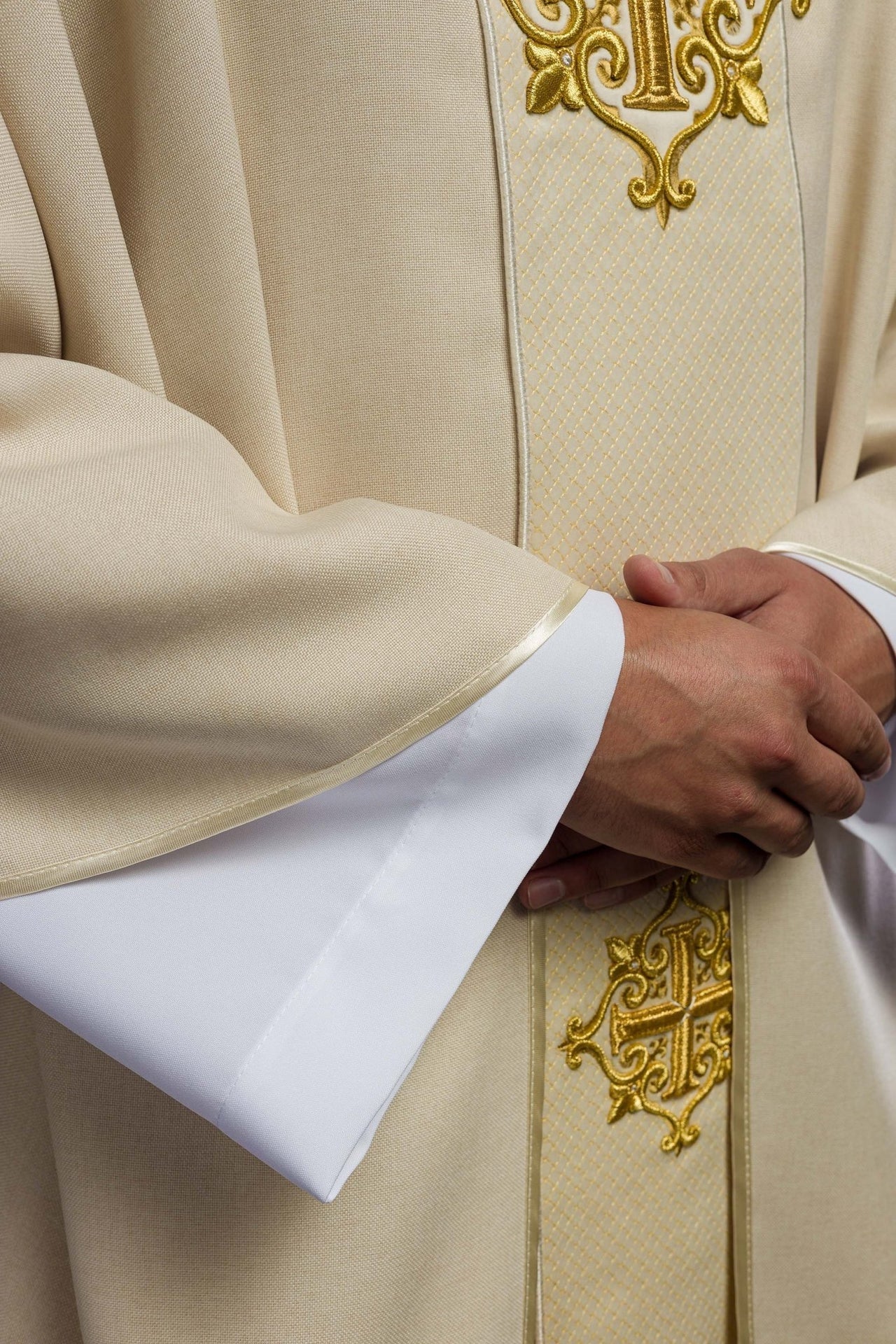 Ornat z aksamitnym ecru pasem i haftem krzyży