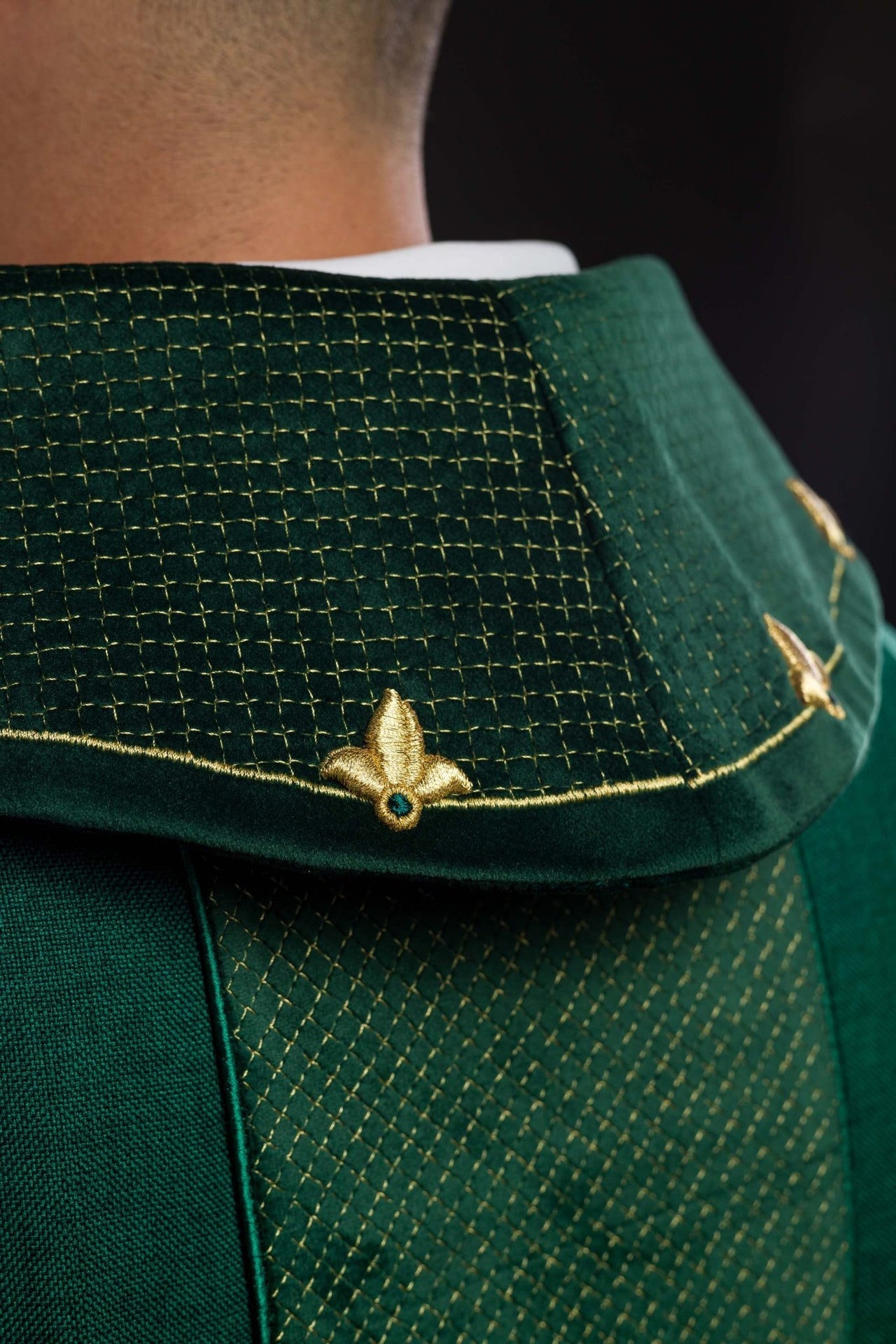 Ornat z aksamitnym zielonym pasem i haftem krzyży