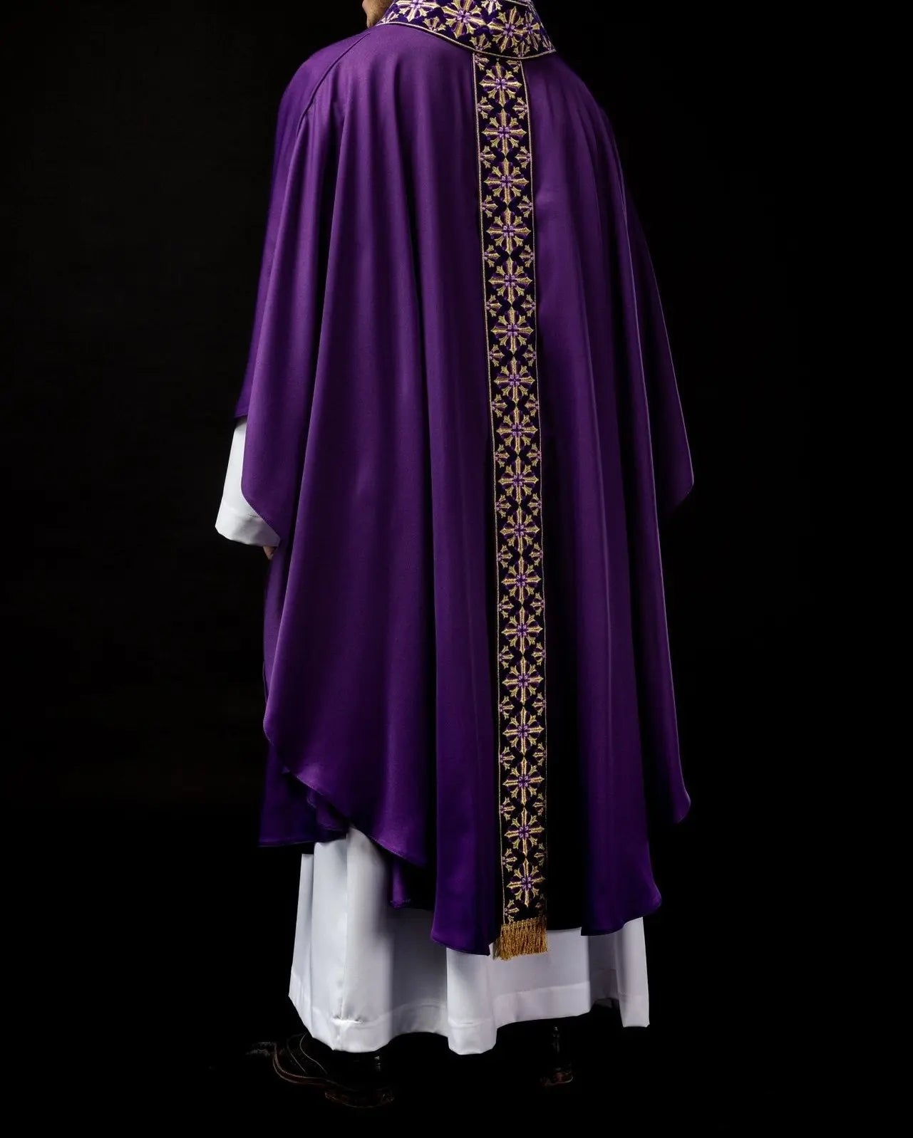Chasuble with glittering embroidery in purple