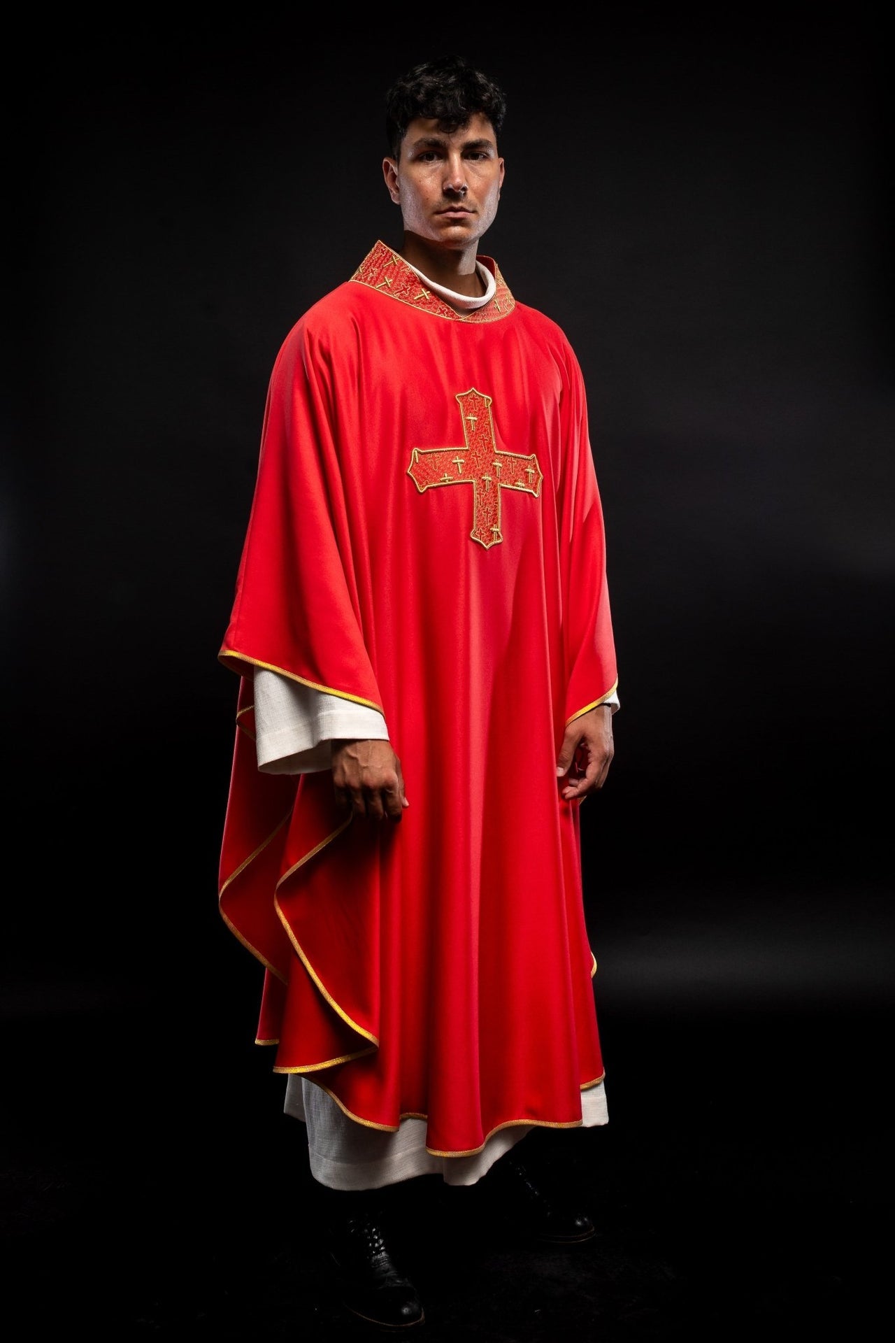 Ornat z bogato haftowanym krzyżem i kołnierzem w kolorze czerwonym