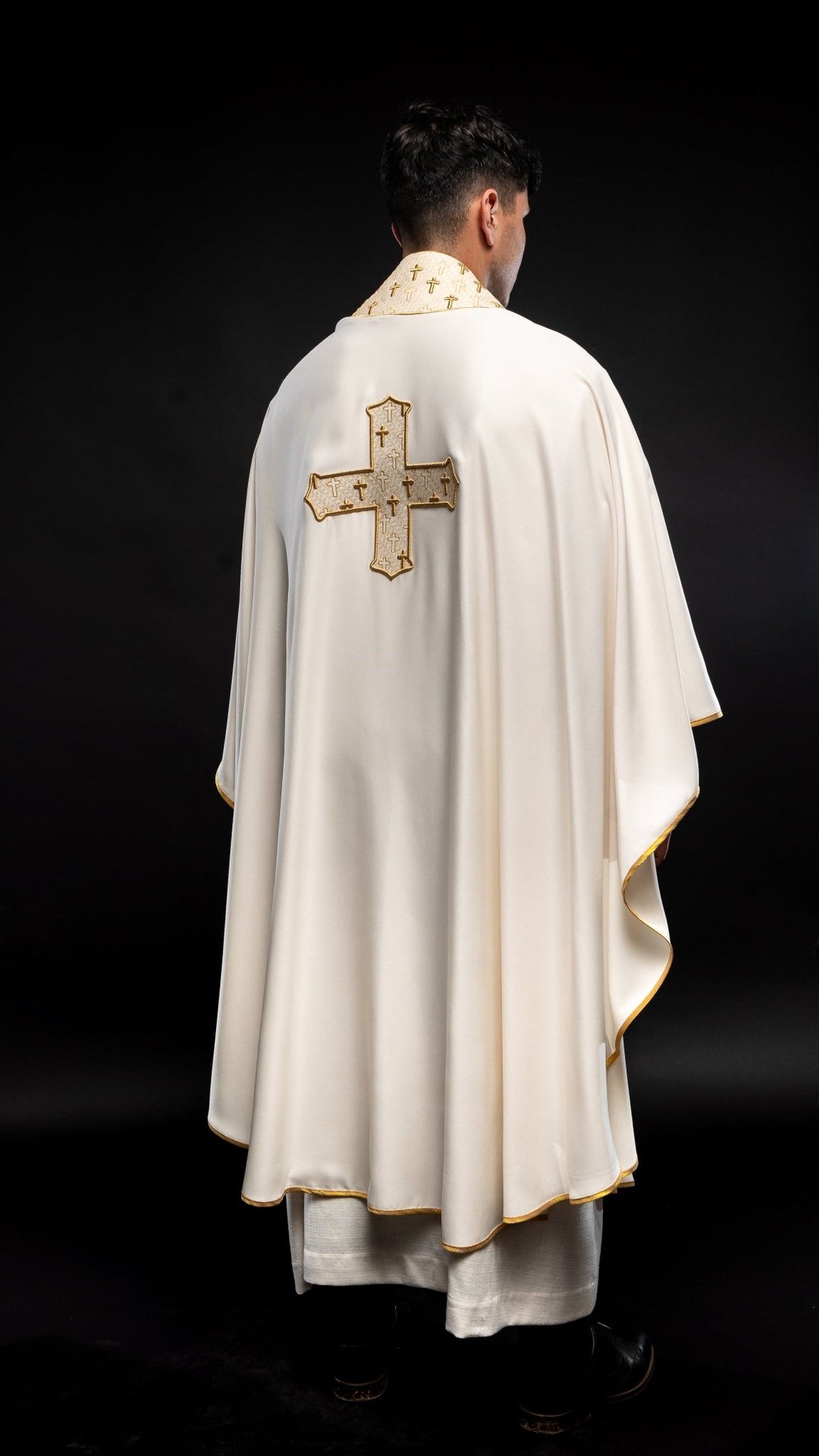 Ornat z bogato haftowanym krzyżem i kołnierzem w kolorze ecru