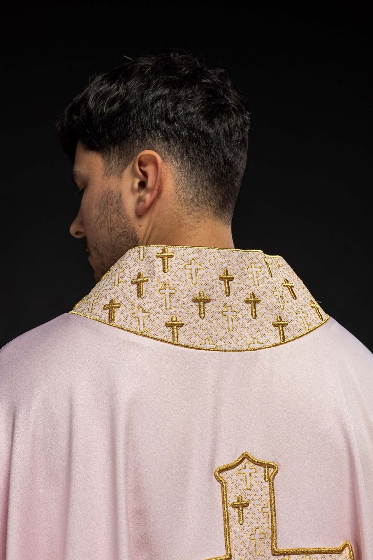 Ornat z bogato haftowanym krzyżem i kołnierzem w kolorze różowym