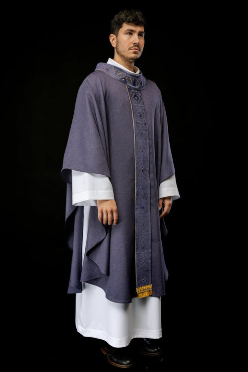 Ornat z bogato haftowanym pasem i kołnierzem w kolorze fioletowym