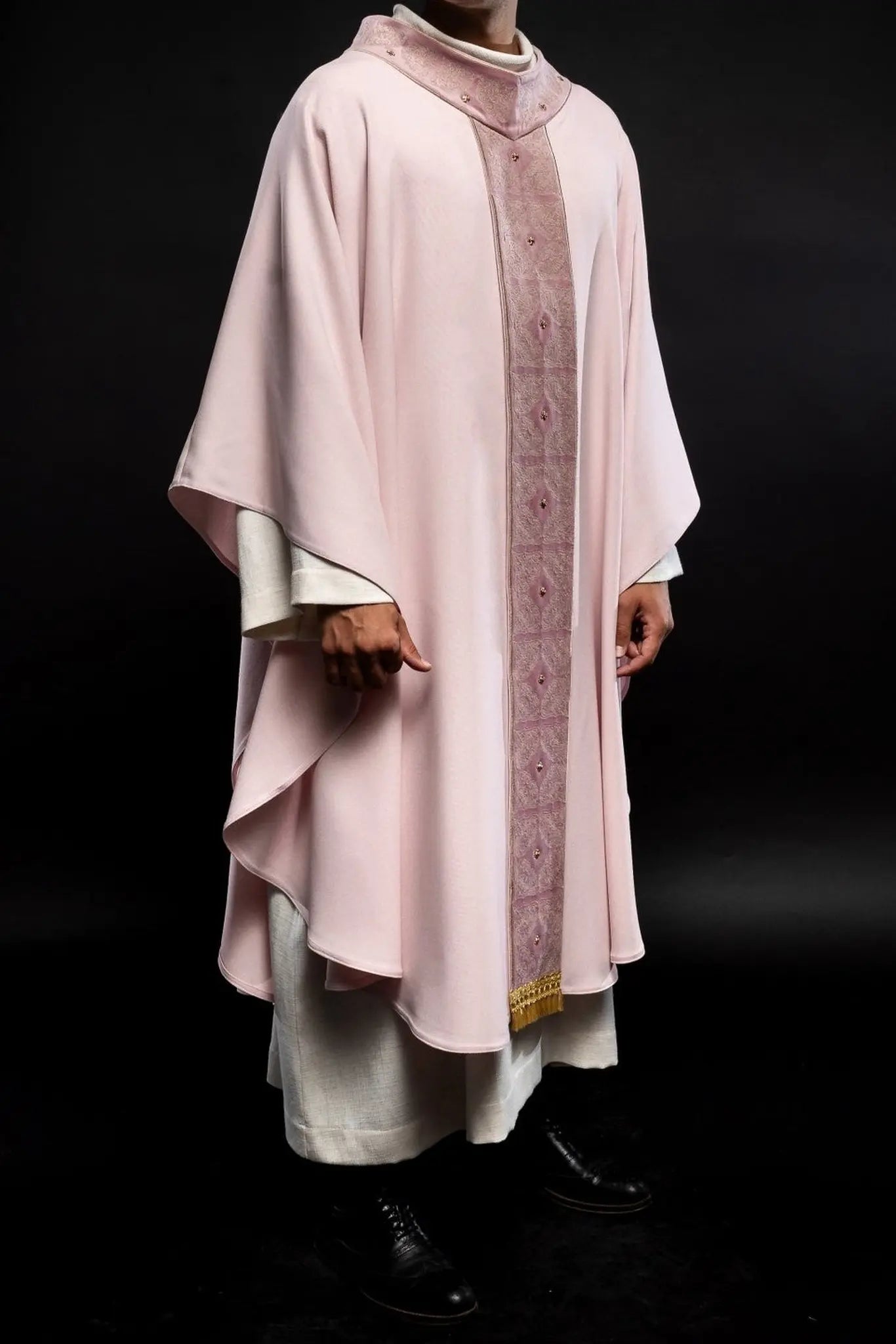 Ornat z bogato haftowanym pasem i kołnierzykiem w kolorze różowym