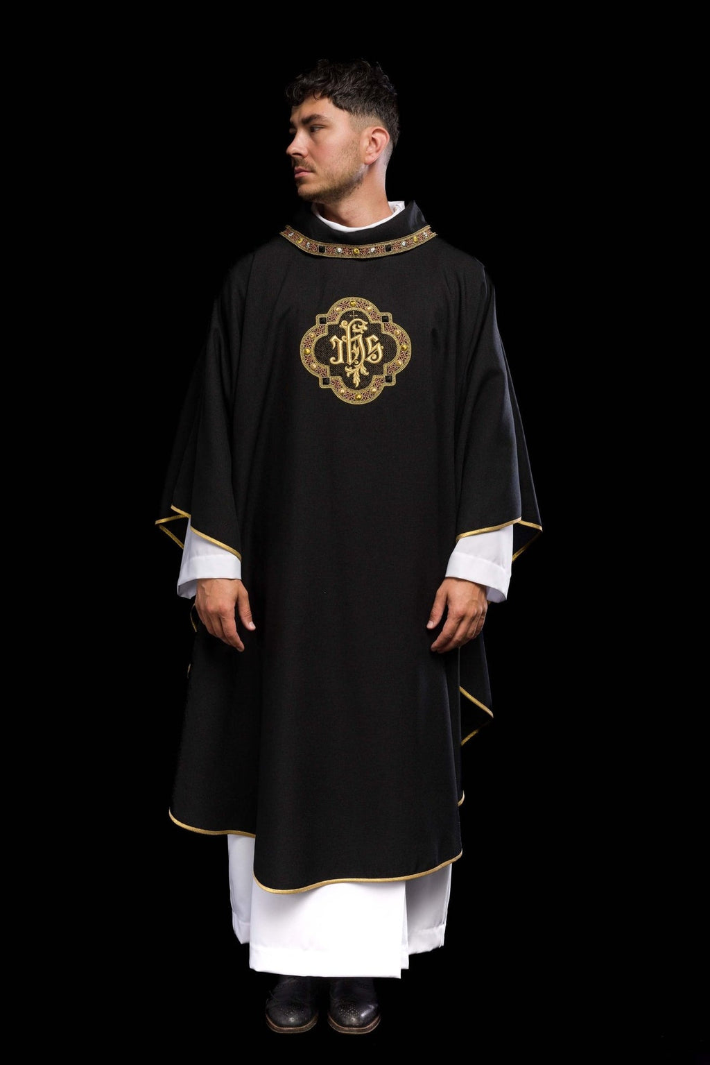 Ornat z bogato haftowanym pasem i lamówką wokół haft IHS I kołnierza w kolorze czarnym