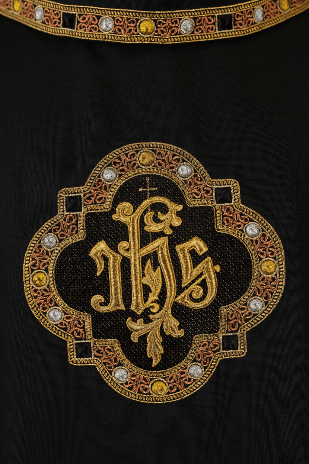 Ornat z bogato haftowanym pasem i lamówką wokół haft IHS I kołnierza w kolorze czarnym