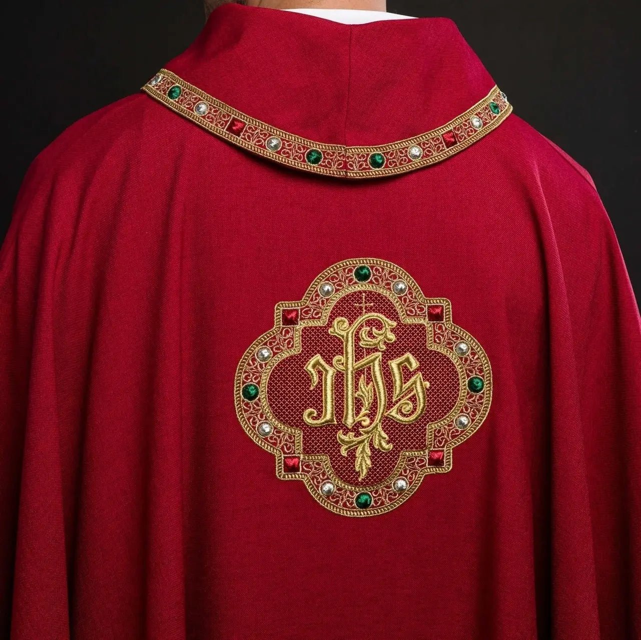 Ornat liturgiczny z bogato haftowanym pasem i obszyciem wokół haftu IHS i kołnierza czerwony