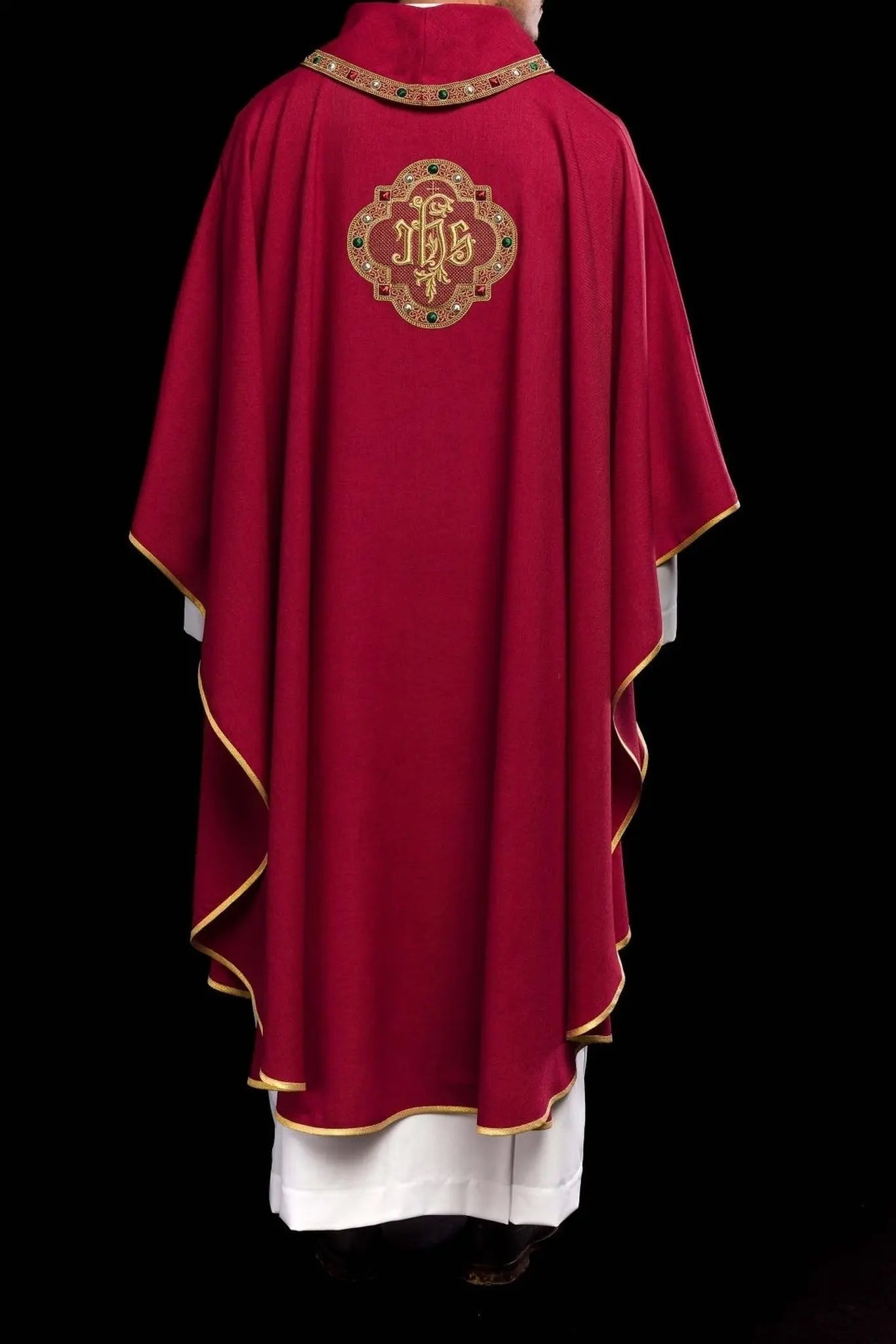 Ornat liturgiczny z bogato haftowanym pasem i obszyciem wokół haftu IHS i kołnierza czerwony