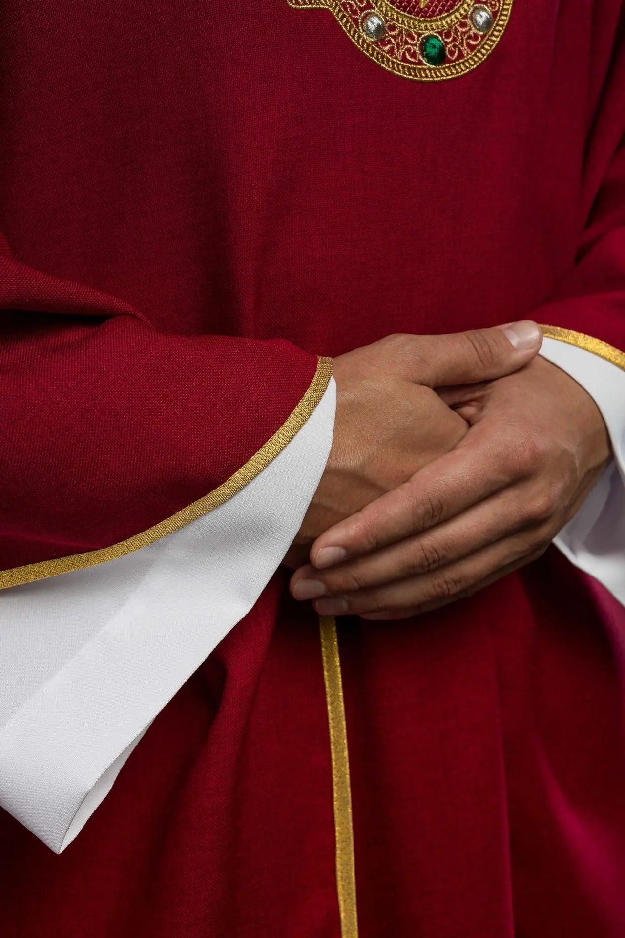 Ornat liturgiczny z bogato haftowanym pasem i obszyciem wokół haftu IHS i kołnierza czerwony