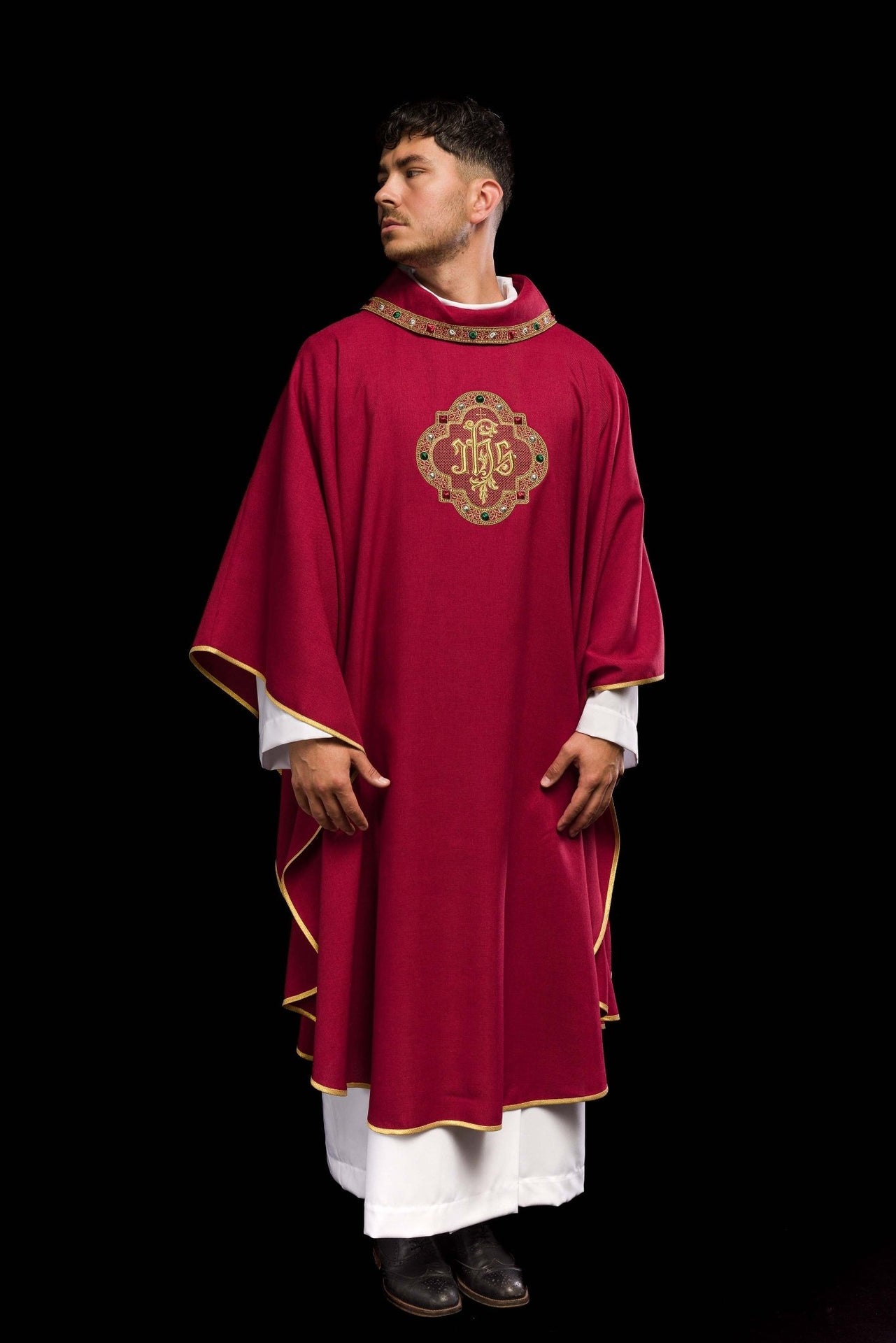 Ornat z bogato haftowanym pasem i lamówką wokół haft IHS I kołnierza w kolorze czerwonym