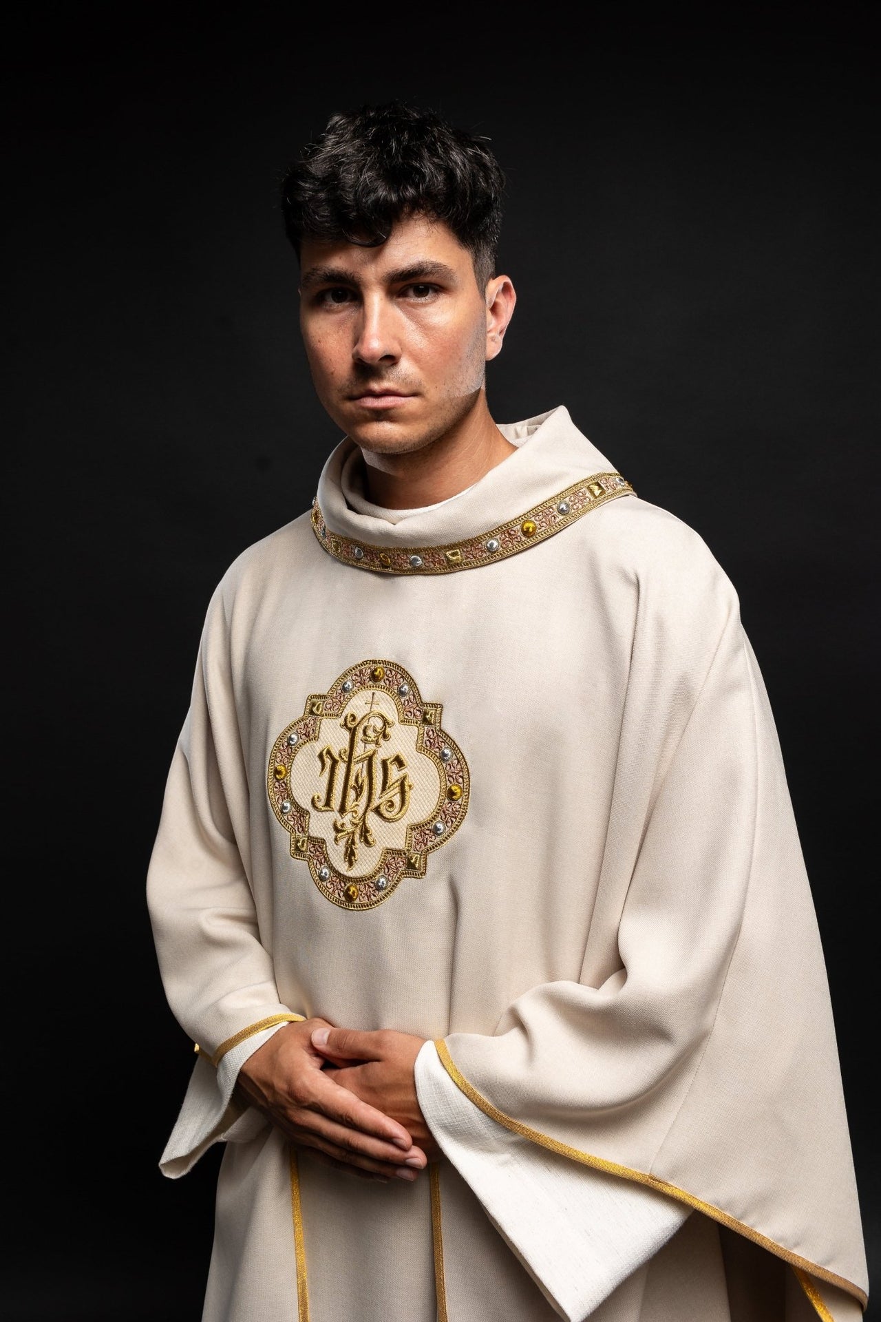 Ornat z bogato haftowanym pasem i lamówką wokół haft IHS I kołnierza w kolorze ecru