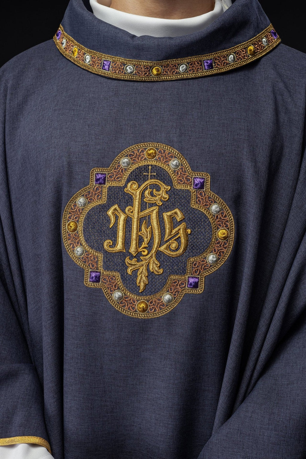 Ornat z bogato haftowanym pasem i lamówką wokół haft IHS I kołnierza w kolorze fioletowym