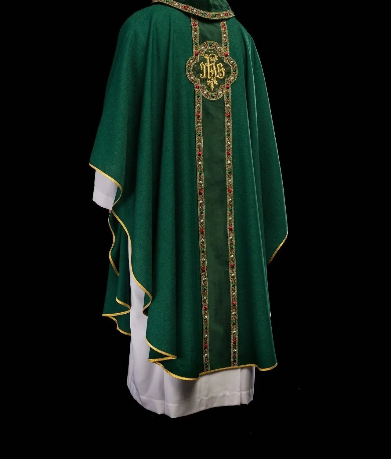 Ornat liturgiczny z bogato haftowanym pasem i obszyciem wokół haftu IHS i kołnierza zielony