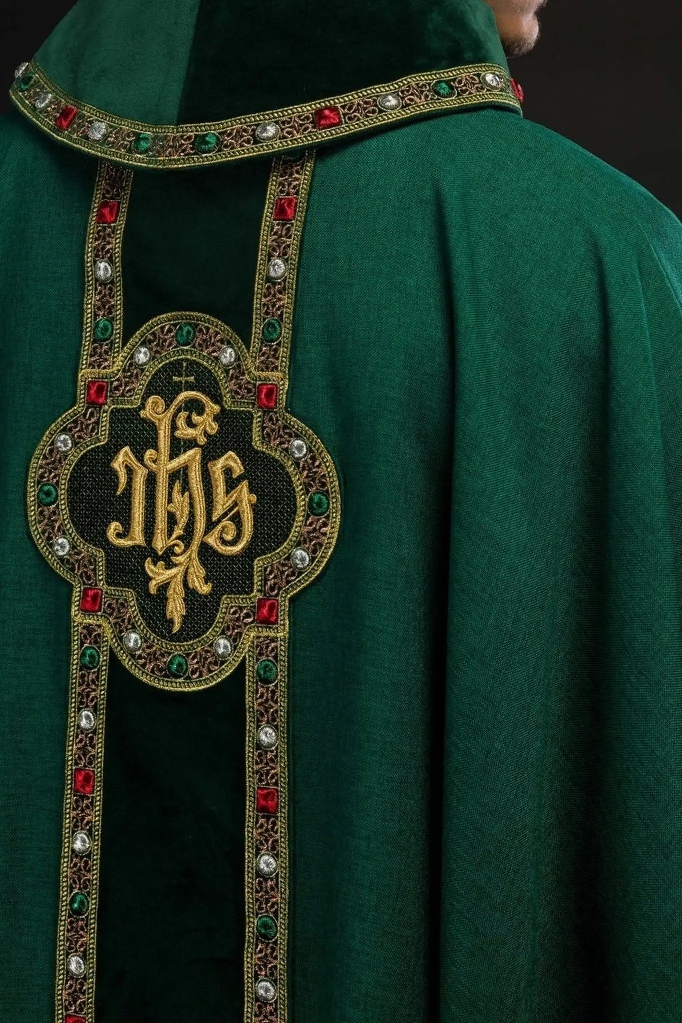 Ornat liturgiczny z bogato haftowanym pasem i obszyciem wokół haftu IHS i kołnierza zielony