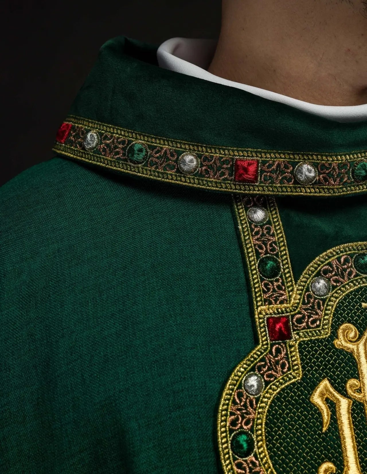 Ornat liturgiczny z bogato haftowanym pasem i obszyciem wokół haftu IHS i kołnierza zielony