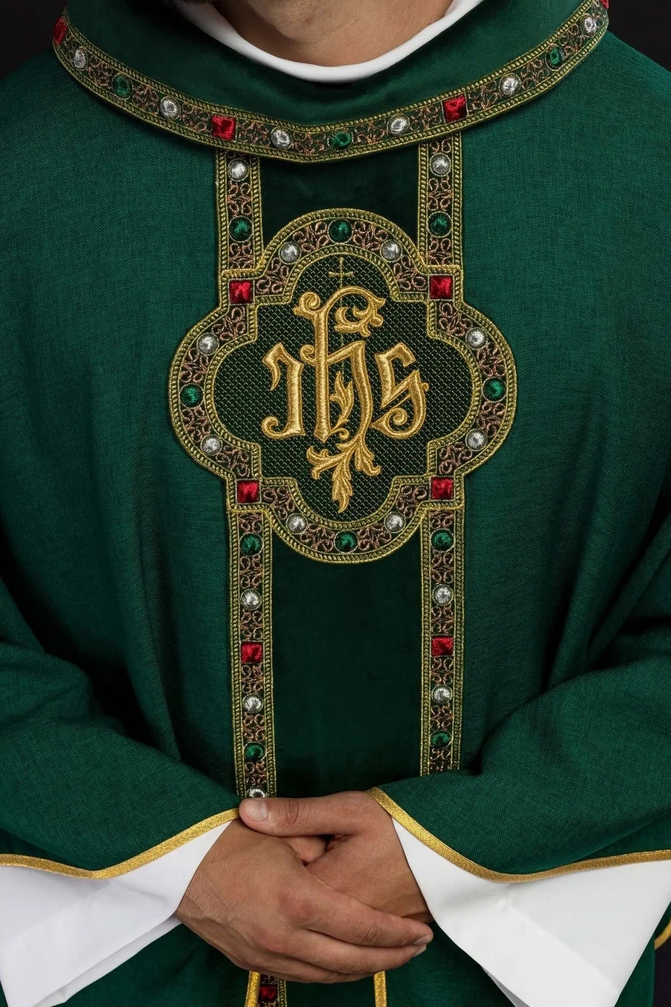 Ornat liturgiczny z bogato haftowanym pasem i obszyciem wokół haftu IHS i kołnierza zielony
