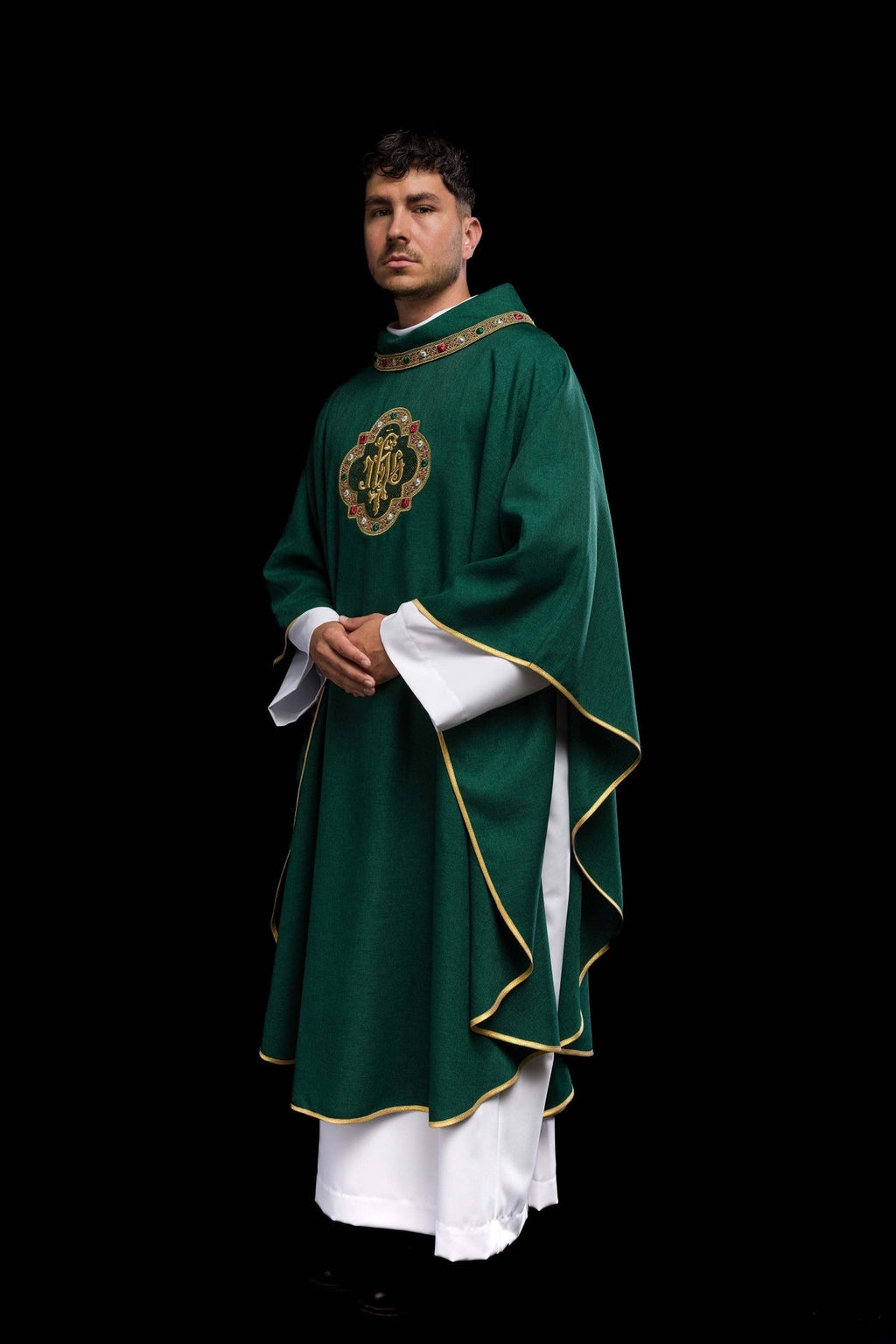 Ornat z bogato haftowanym pasem i lamówką wokół haft IHS I kołnierza w kolorze zielonym