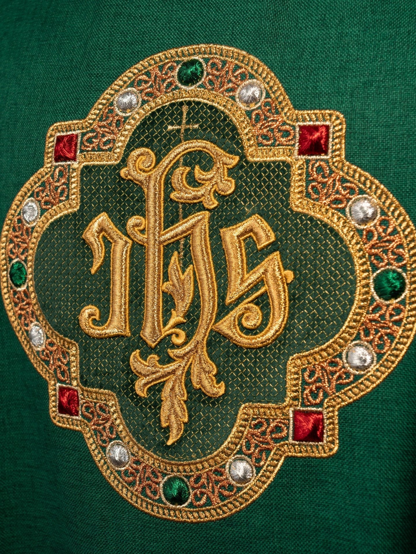 Ornat z bogato haftowanym pasem i lamówką wokół haft IHS I kołnierza w kolorze zielonym
