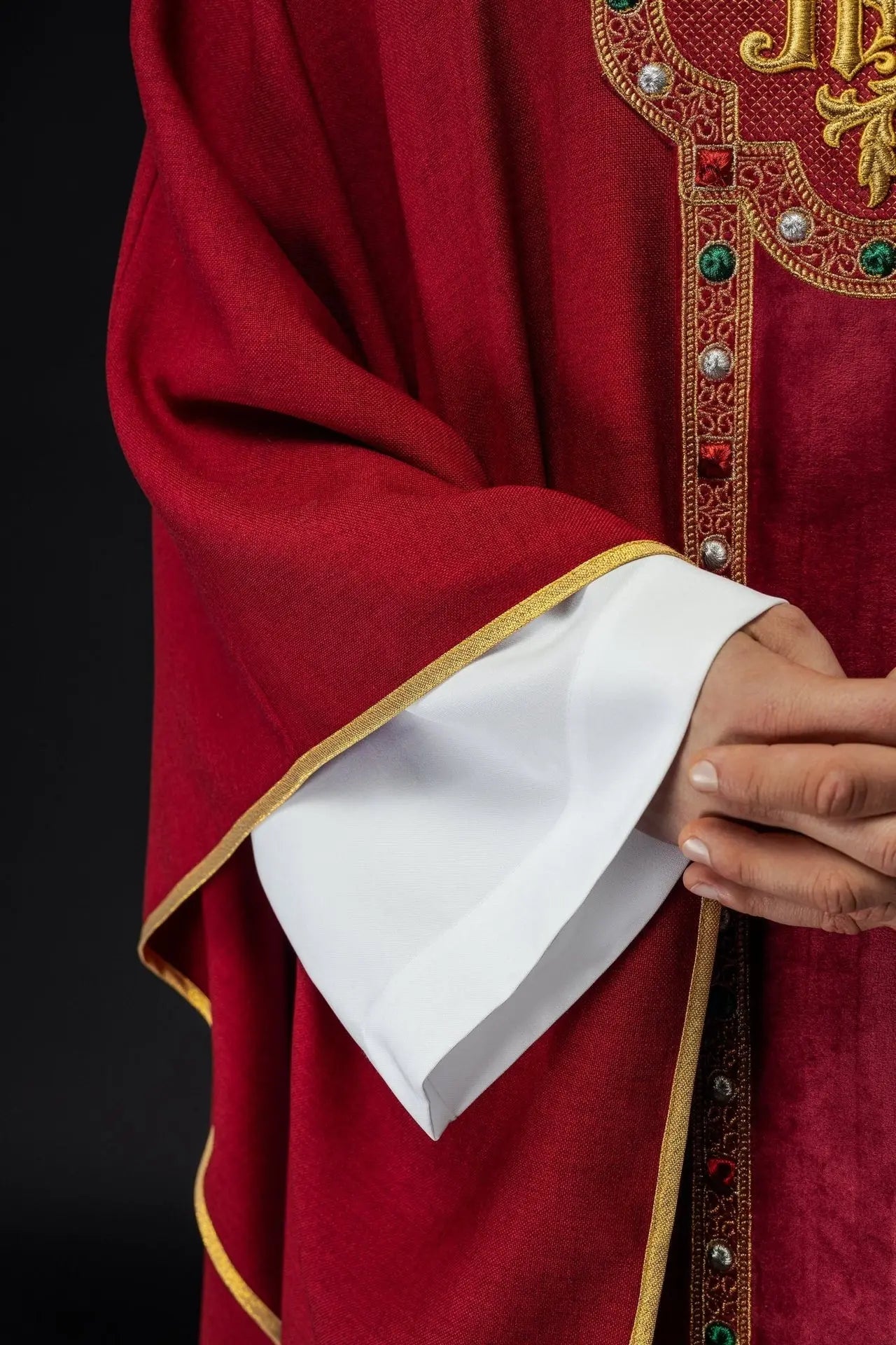 Ornat liturgiczny z bogato haftowanym pasem i wykończeniem wokół haftu IHS i kołnierza w czerwonym kolorze