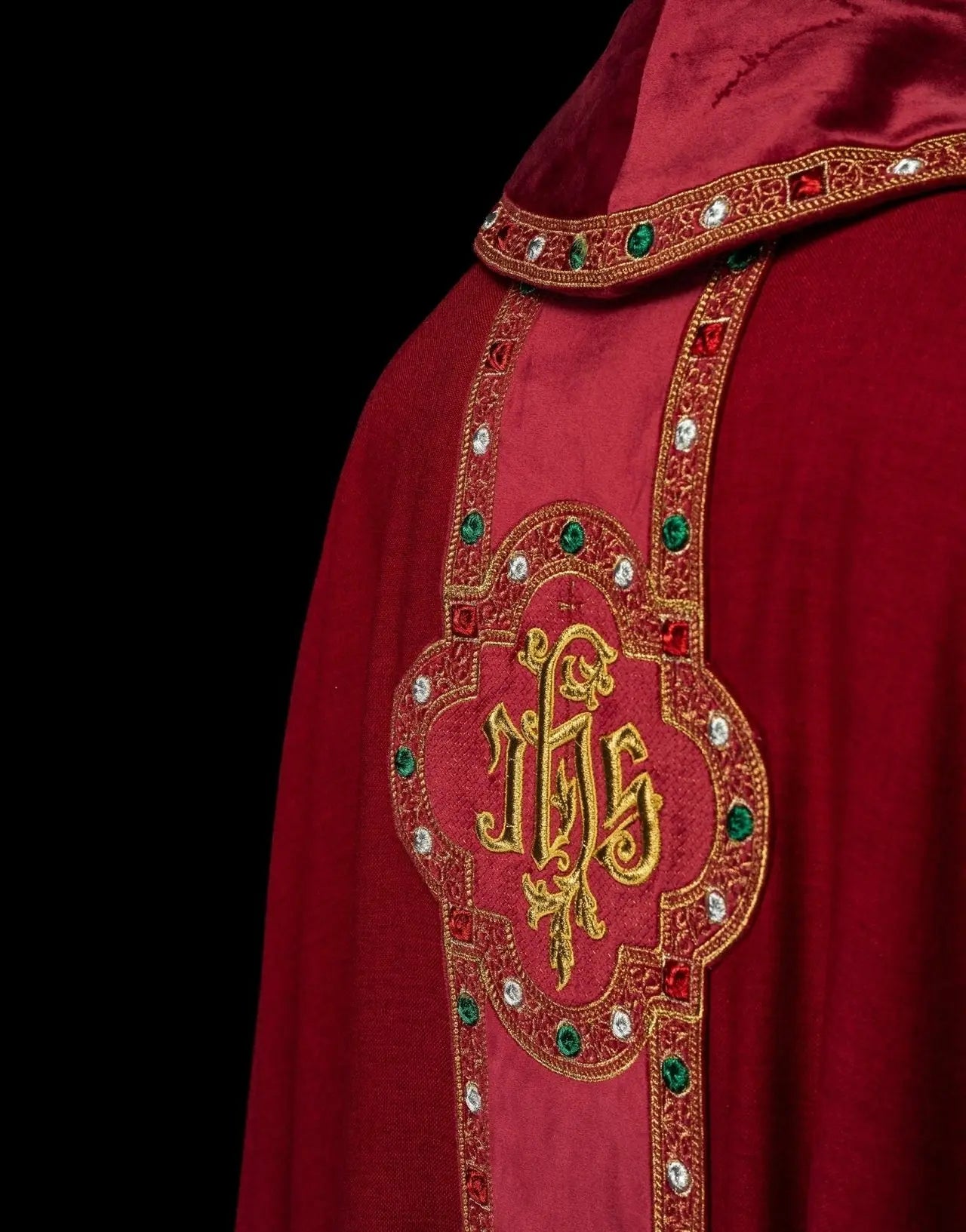 Ornat liturgiczny z bogato haftowanym pasem i wykończeniem wokół haftu IHS i kołnierza w czerwonym kolorze