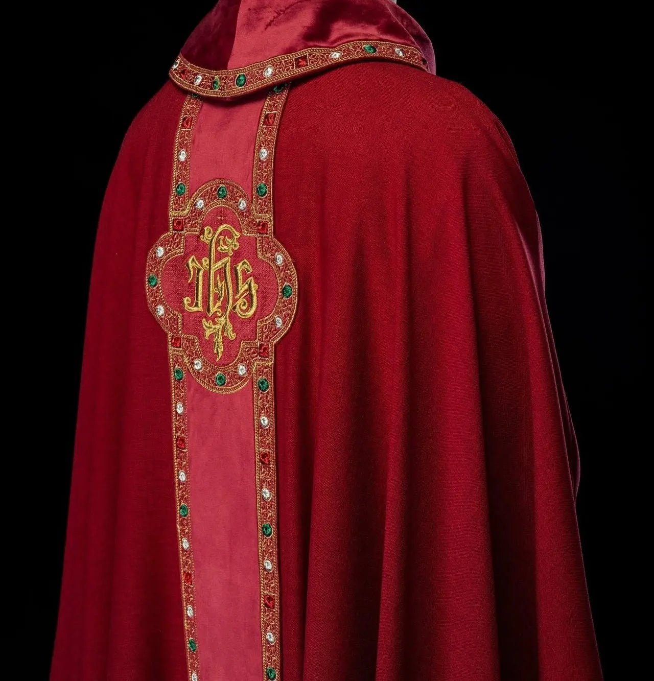 Ornat liturgiczny z bogato haftowanym pasem i wykończeniem wokół haftu IHS i kołnierza w czerwonym kolorze