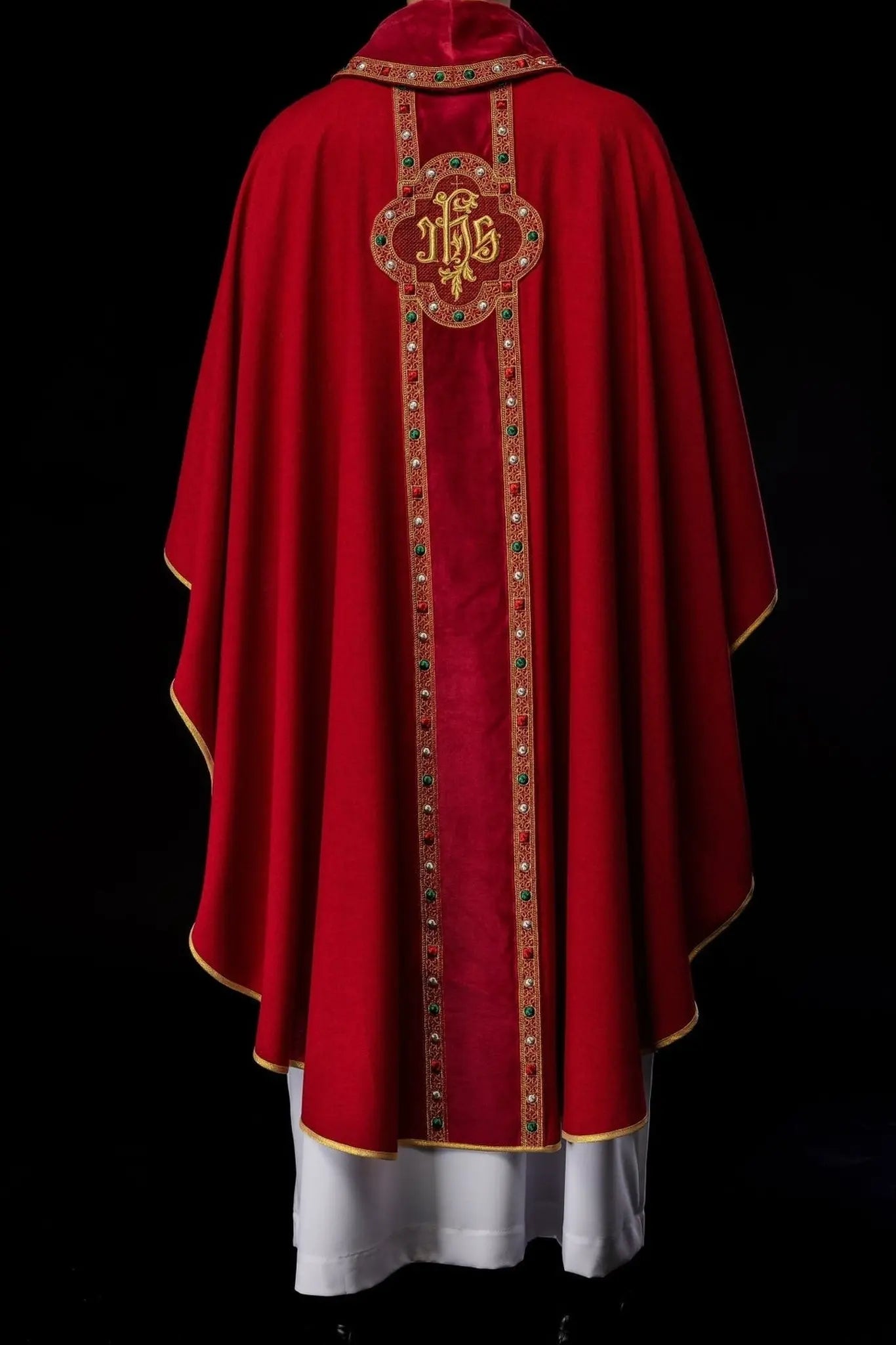 Ornat liturgiczny z bogato haftowanym pasem i wykończeniem wokół haftu IHS i kołnierza w czerwonym kolorze