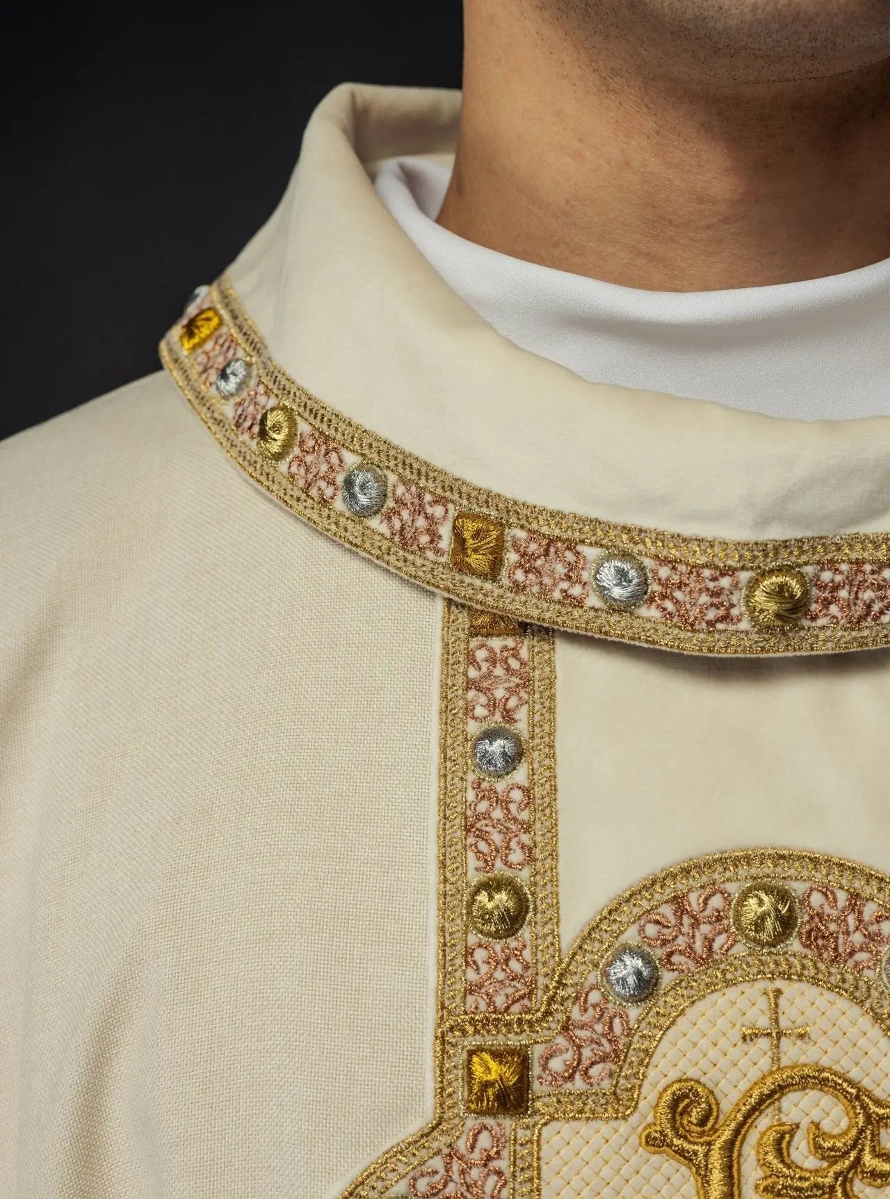 Ornat liturgiczny z bogato haftowanym pasem i wykończeniem wokół haftu IHS i kołnierza w kolorze ecru