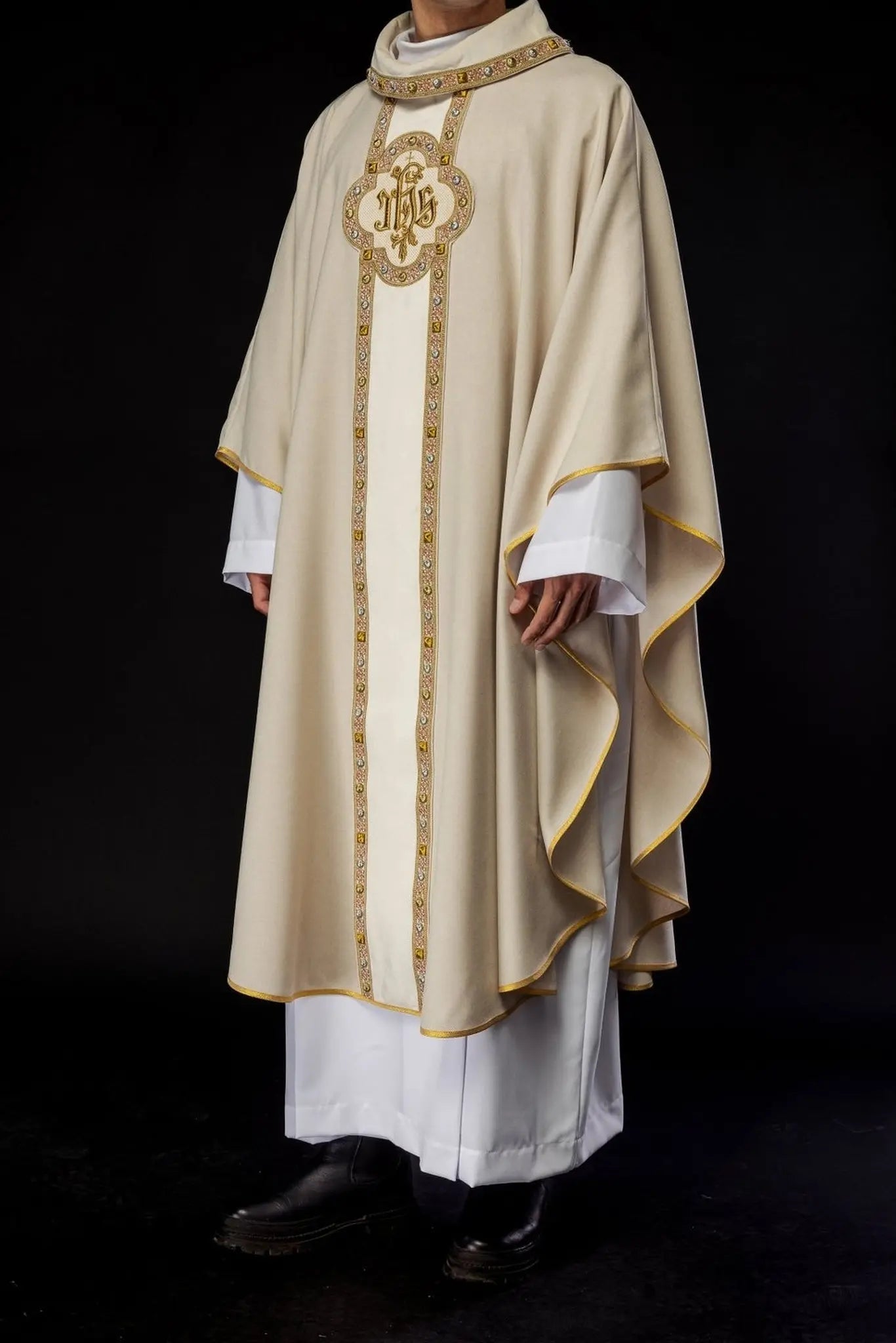 Ornat liturgiczny z bogato haftowanym pasem i wykończeniem wokół haftu IHS i kołnierza w kolorze ecru