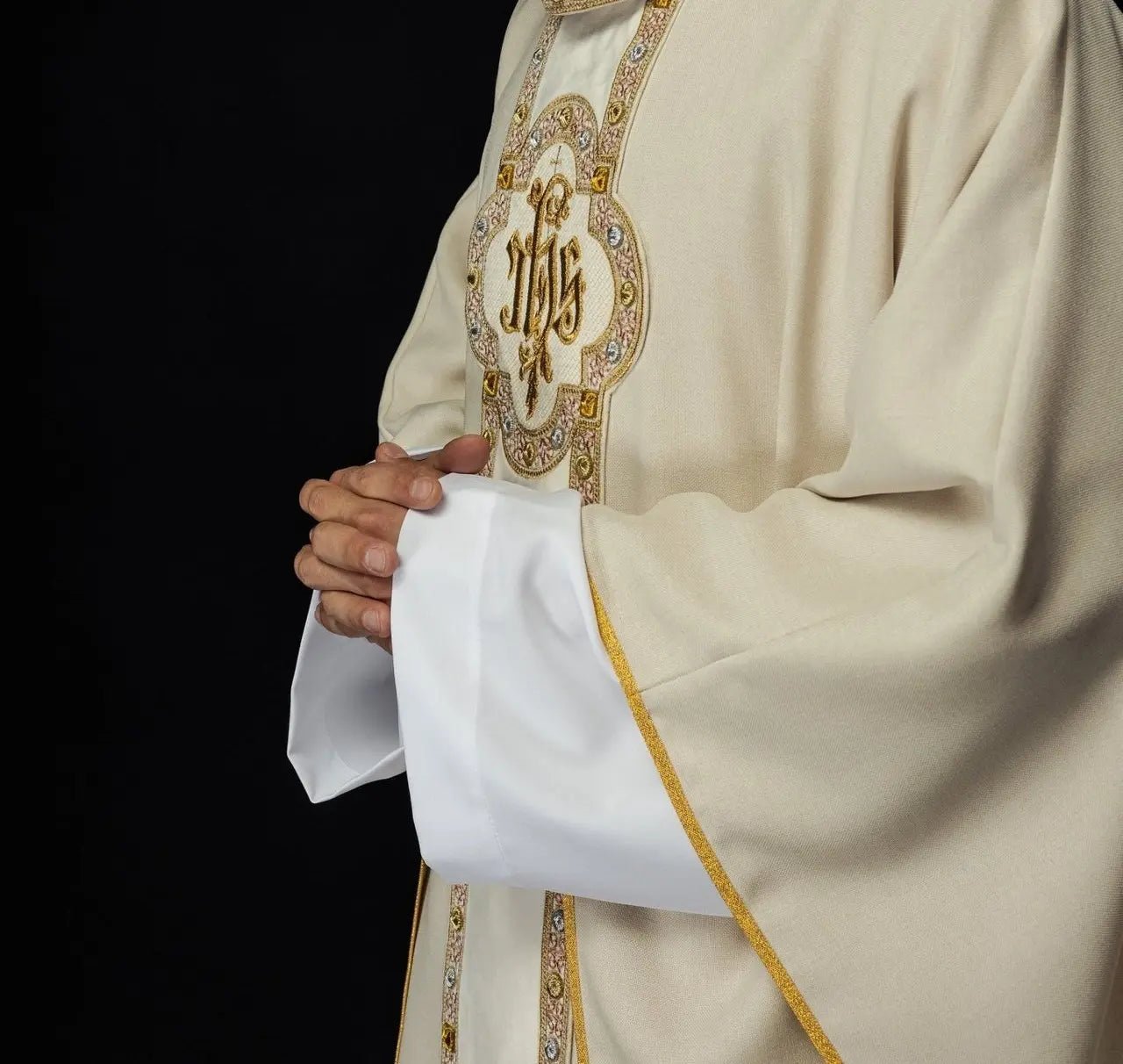 Ornat liturgiczny z bogato haftowanym pasem i wykończeniem wokół haftu IHS i kołnierza w kolorze ecru