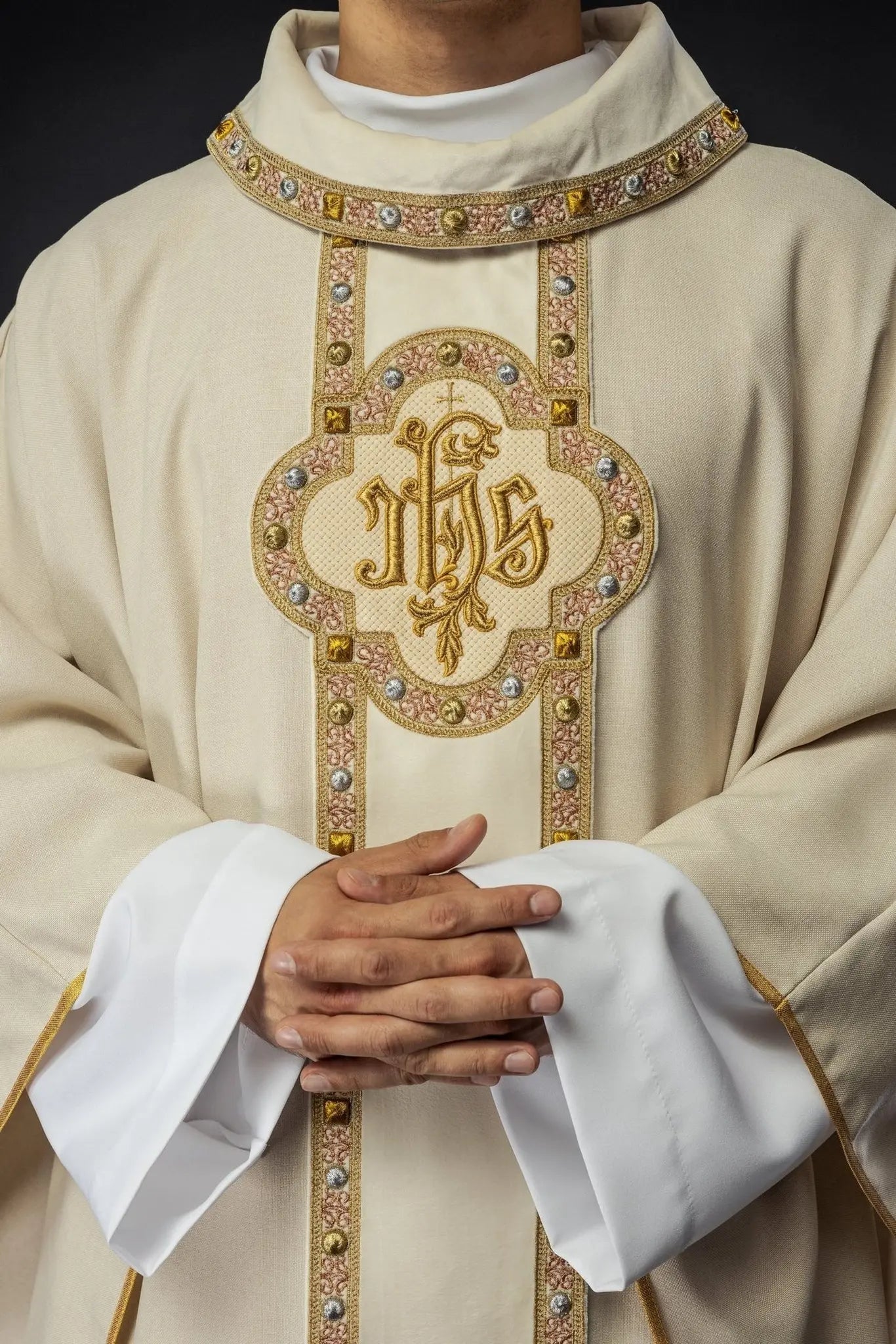 Ornat liturgiczny z bogato haftowanym pasem i wykończeniem wokół haftu IHS i kołnierza w kolorze ecru
