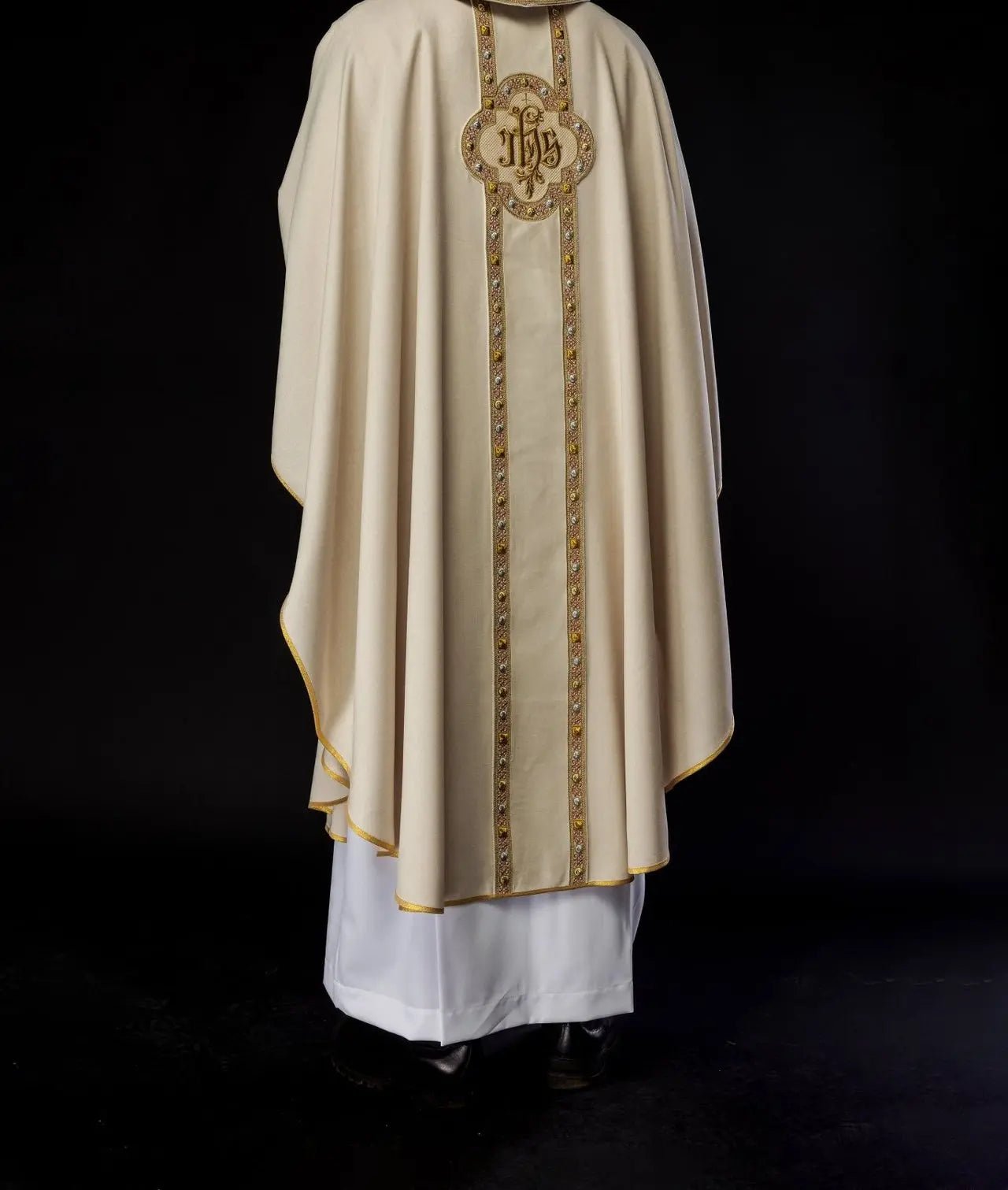 Ornat liturgiczny z bogato haftowanym pasem i wykończeniem wokół haftu IHS i kołnierza w kolorze ecru