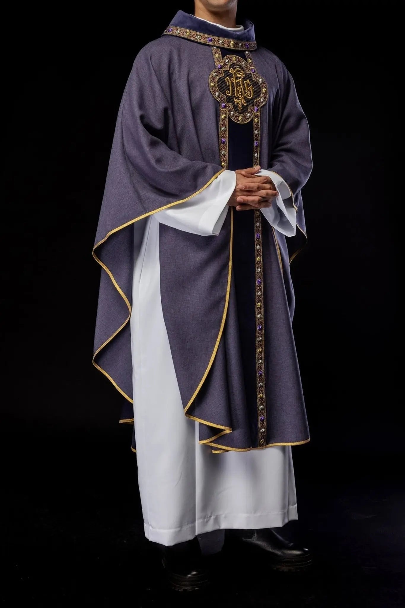 Ornat liturgiczny z bogato haftowanym pasem i wykończeniem wokół haftu IHS i kołnierza w fioletowym kolorze