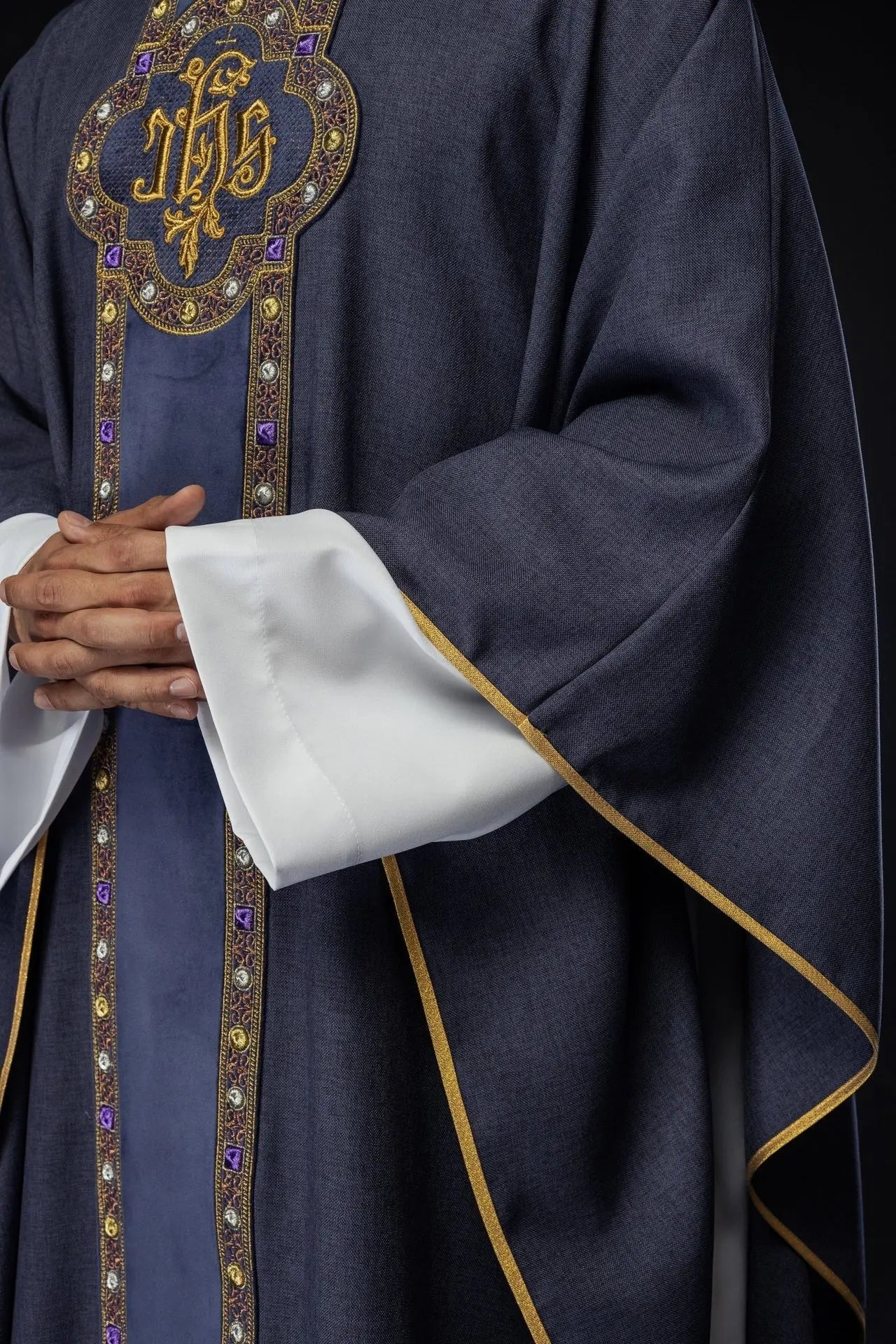 Ornat liturgiczny z bogato haftowanym pasem i wykończeniem wokół haftu IHS i kołnierza w fioletowym kolorze