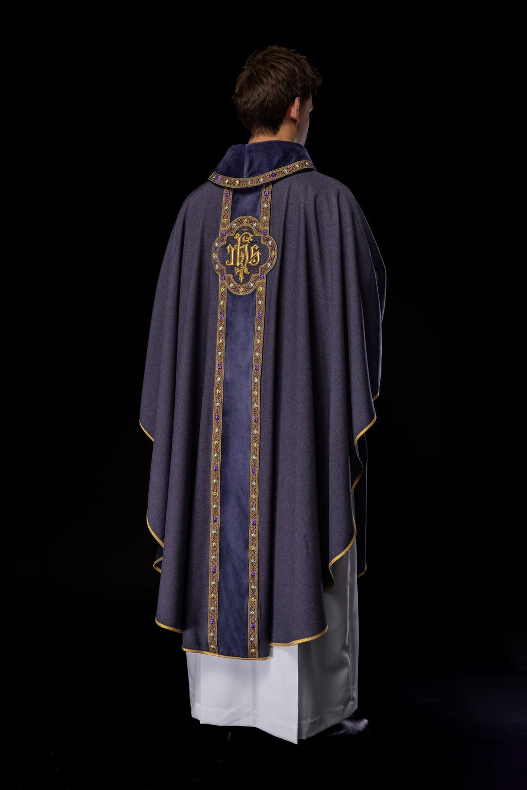 Ornat z bogato haftowanym pasem i lamówką wokół haftu IHS i kołnierza w kolorze fioletowym