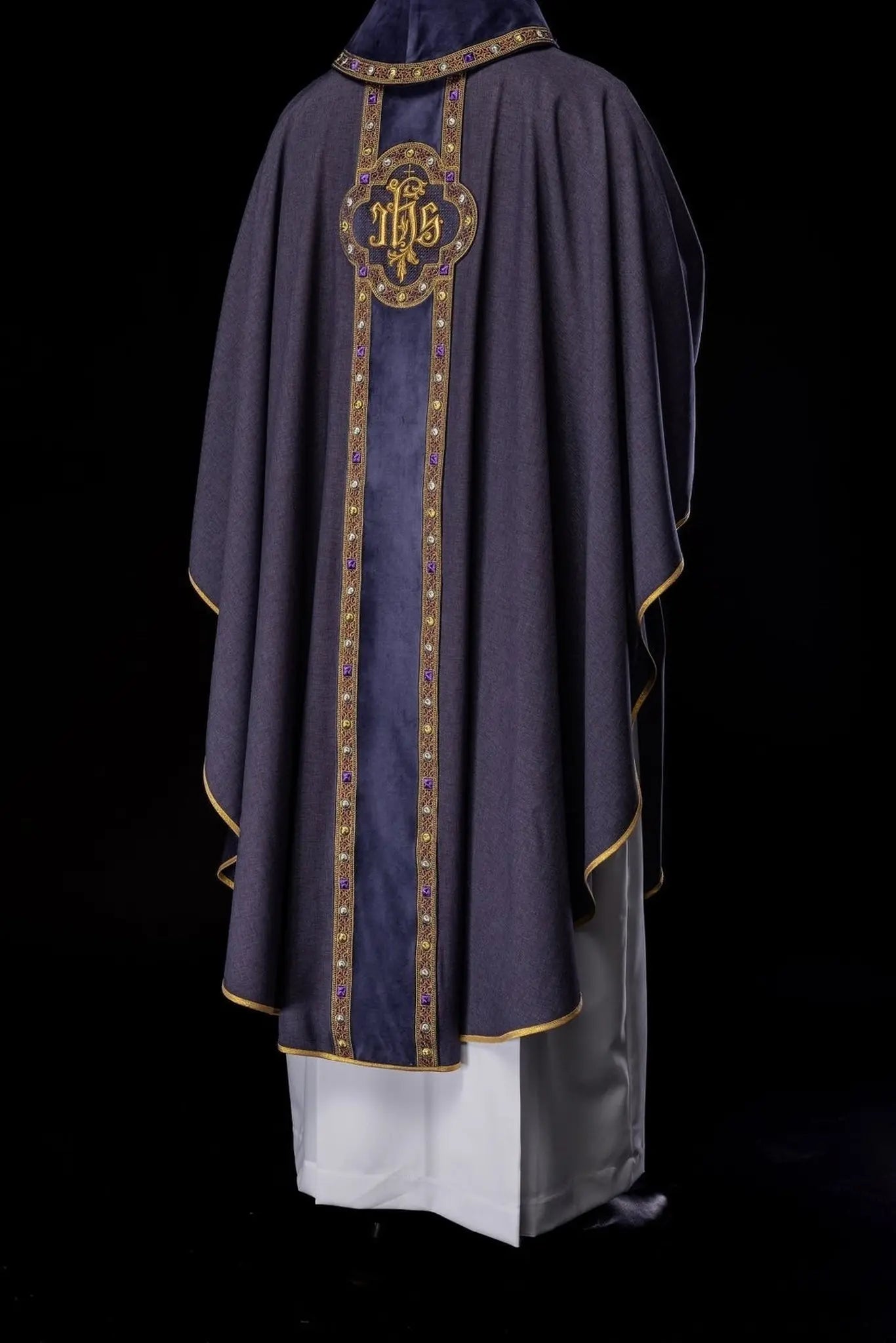 Ornat liturgiczny z bogato haftowanym pasem i wykończeniem wokół haftu IHS i kołnierza w fioletowym kolorze